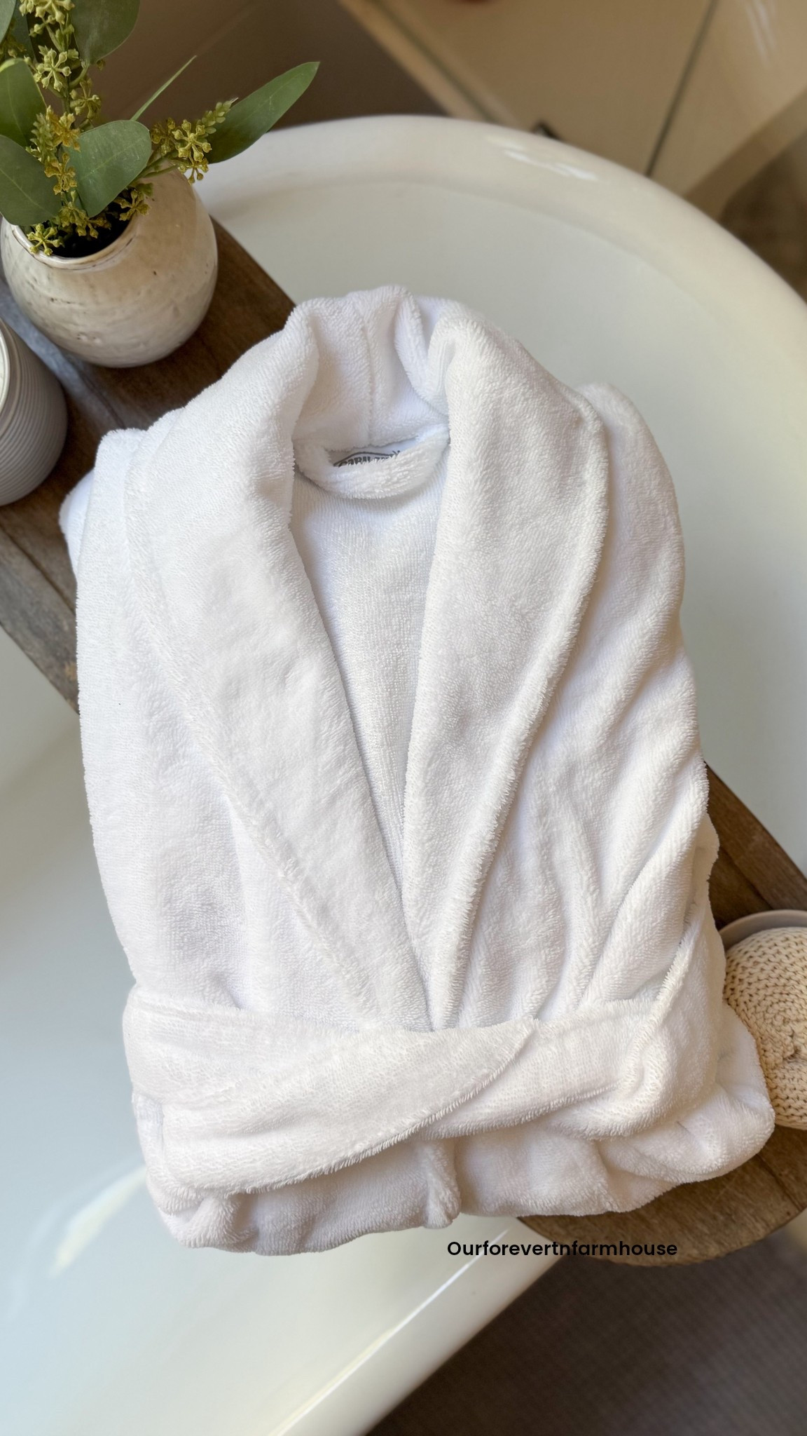 Cariloha Cozy Gift Guide
If you're shopping for gifts that actually feel meaningful this year, these are the soft, comfort-forward pieces everyone loves. Think spa-level robes, plush throws, cloud-soft bedding, and the coziest socks, all the things that make everyday life feel like a little retreat.
I absolutely love this brand. Their resort sheets, bamboo towels, duvets, comforters, and even pillows are all in my home and they truly make it feel like a resort.
Everything is 40% off for Black Friday, and | put together a cozy, curated guide on LTK to make gifting simple and elevated #cozygifts #holidaygifting #cariloha #luxuryhome #comfortathome #resorthome #plushbedding #throwblanket #robelove #wellnessgifts #liveCariloha

#LTKCyberWeek #LTKHoliday #LTKGiftGuide