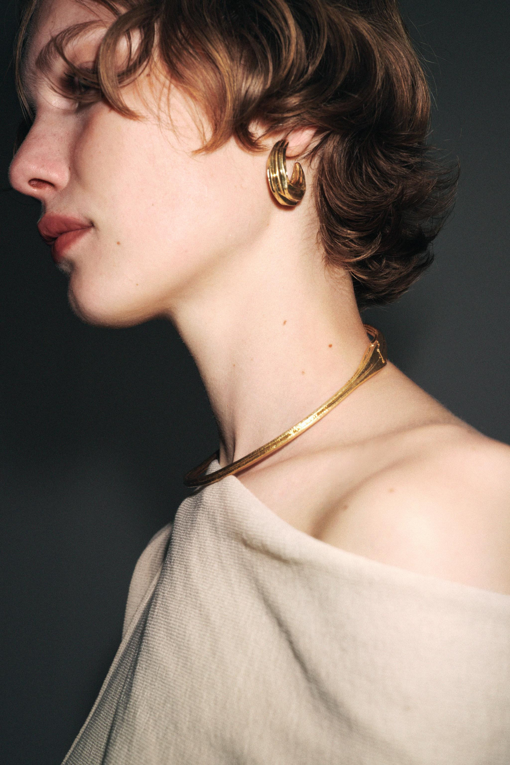 TEXTURED MEDIUM HOOP EARRINGS | Zara US