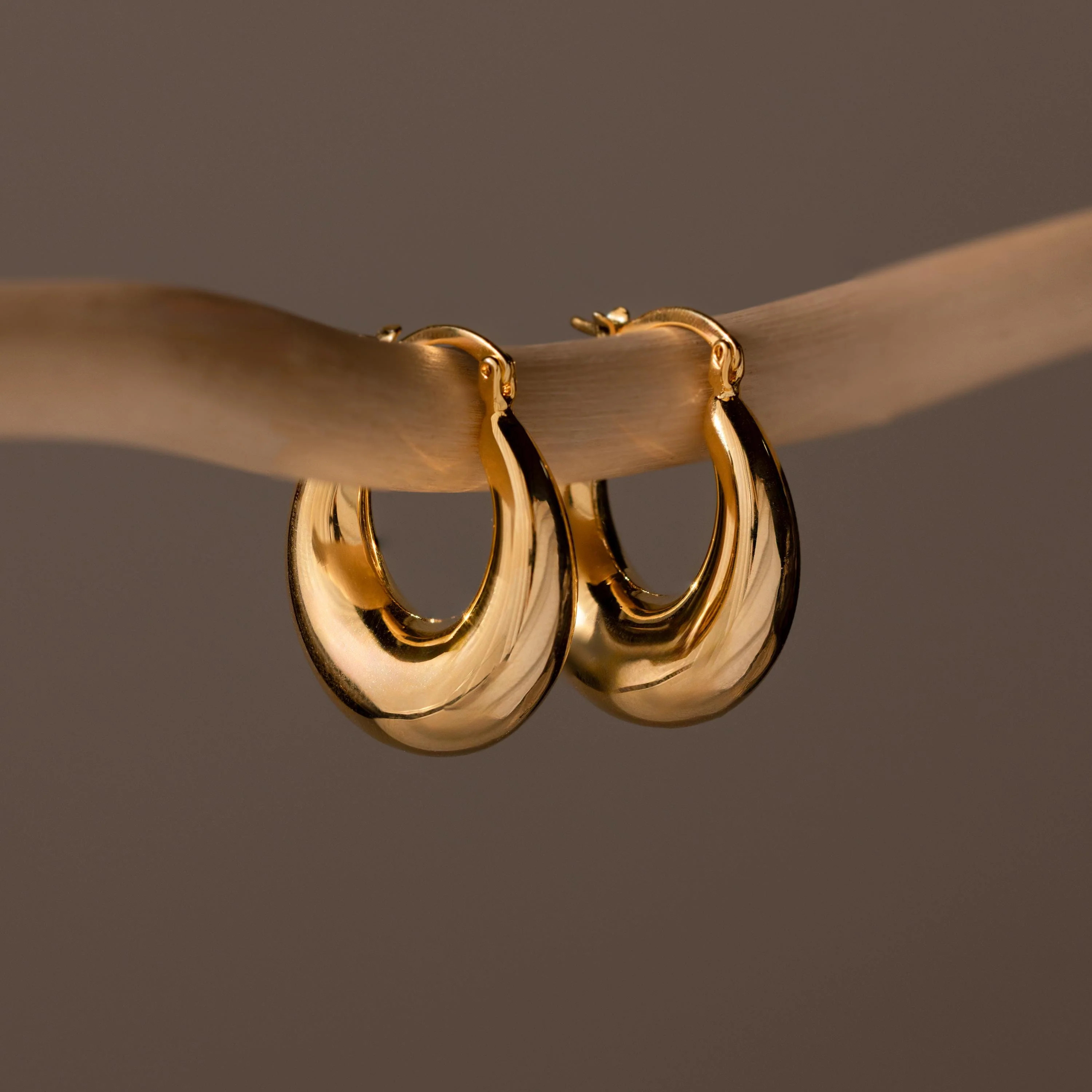 Bold Chunky Sculpted Hoop Earrings in 18K Gold | Caitlyn Minimalist | Caitlyn Minimalist