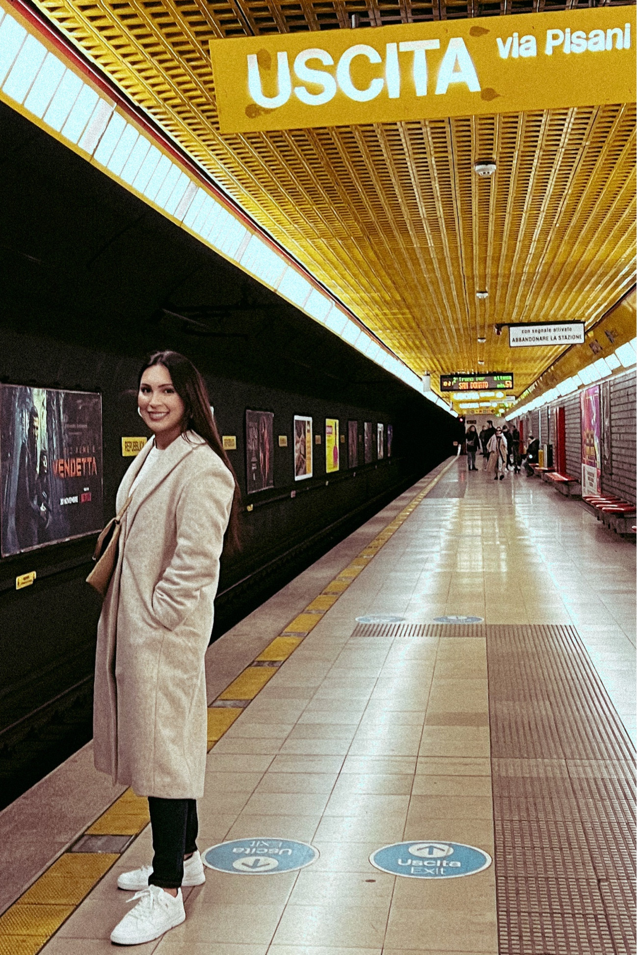 Italy Travel Looks, Subway Girl, Warm Clothes, Neutral Style, Oversized Coats, Aesthetic, Beige Fashion, Casual Looks, Winter Vacation, 

#LTKSeasonal #LTKtravel #LTKshoecrush