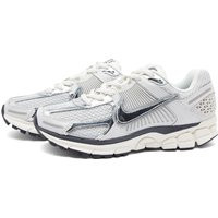 Nike Zoom Vomero 5 W Sneakers in Photon Dust/Chrome, Size UK 7.5 | END. Clothing | End Clothing (US & RoW)