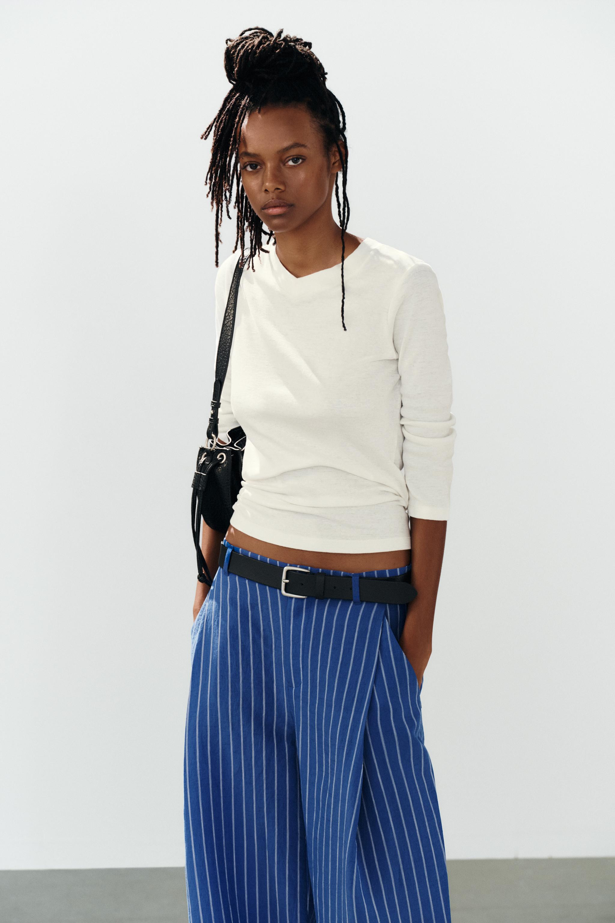 Flowy pants. High-wawaisted with belt loops. Side pockets and back patch pockets. Front pleat det... | Zara US