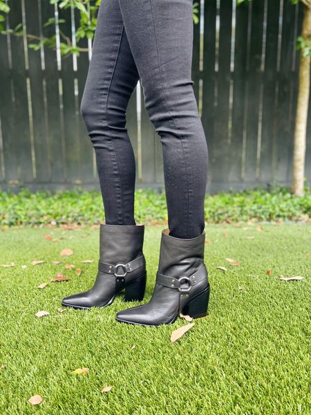 I’m pretty sure these boots alone would turn any outfit from drab to fab! Put these boots one with a skinny jean and sweater outfit and your entire look is made! Gotta love a shoe that can do that!
I included another color option too!