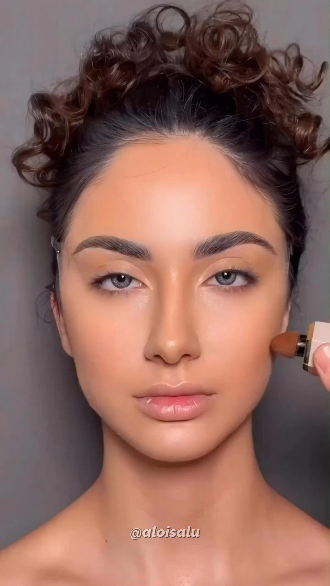 ✨ Truque simples para uma maquiagem com efeito profissional!
Com alguns pontos estratégicos de contorno e iluminação, você consegue definir o rosto, realçar seus traços naturais e criar um acabamento muito mais elegante.
✔️ Técnica fácil de aplicar
 ✔️ Ajuda a valorizar os traços do rosto
 ✔️ Resultado mais definido e harmonioso
 ✔️ Perfeito para maquiagem do dia a dia ou eventos
Com os produtos certos, qualquer pessoa pode conseguir um resultado incrível 💄
👉 Confira a sugestão de maquiagem e experimente essa técnica!
# Amobeleza#Amazon#BelezanaWeb#Hidratantelabial#Belezanatural#Gloss#Empreendedorismo#Maquiagemnoivanatural

 

 #LTKbeleza #LTKpromo #LTKroupadefesta