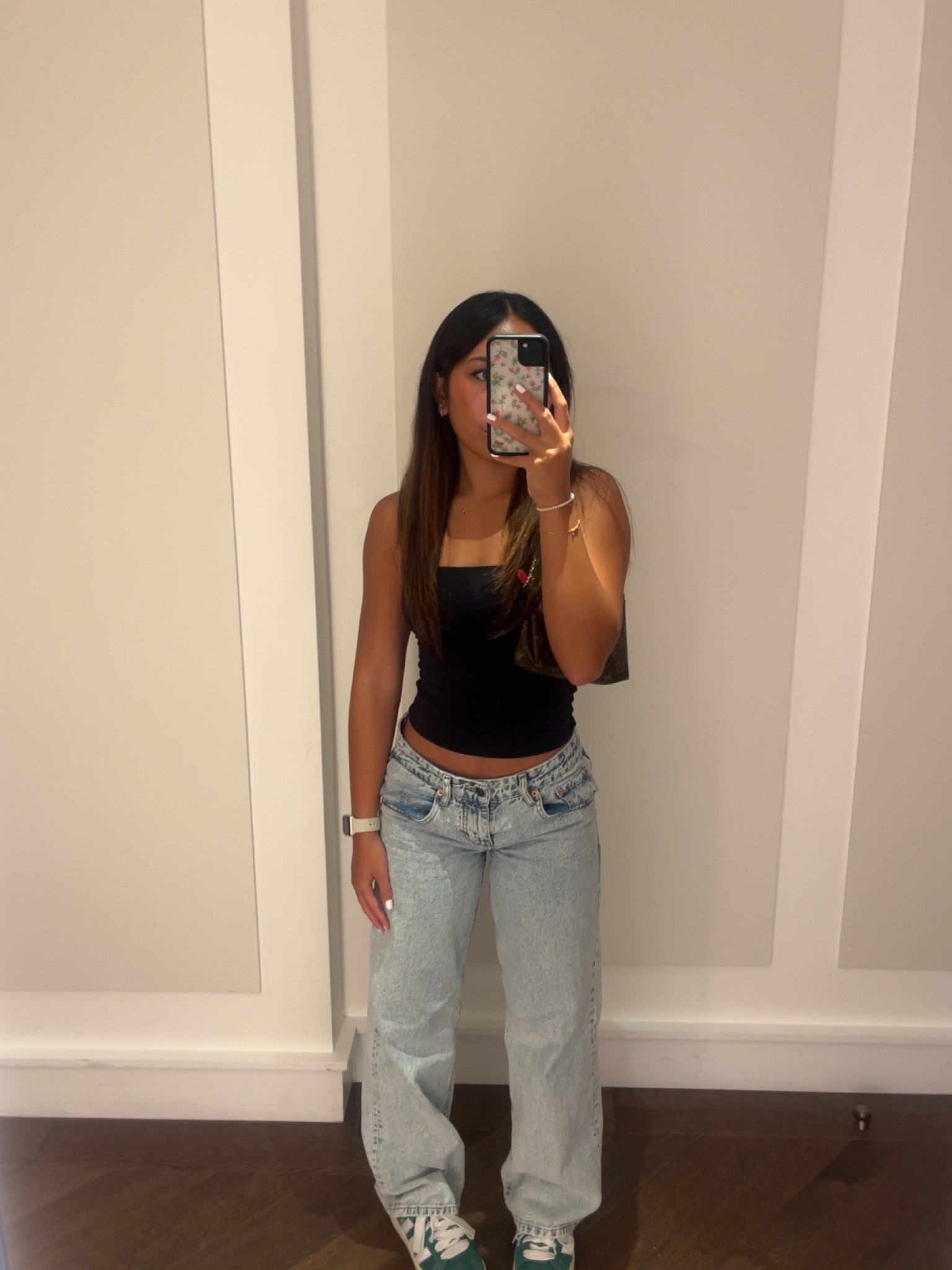 💋😊
top: contour tube top aritzia size s
jeans: motel rocks w26 l32
shoes: adidas cammpus 00s green