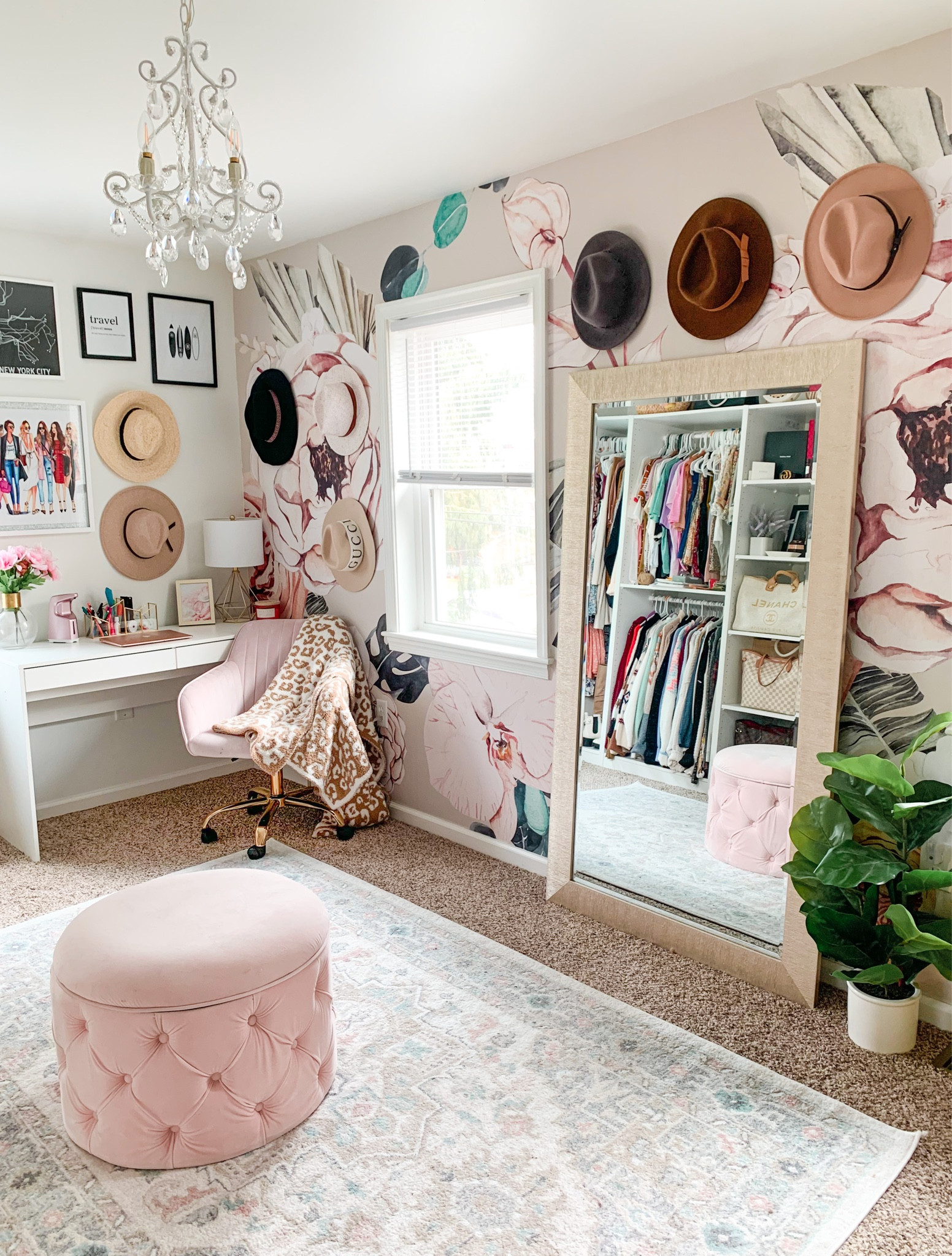 My chic and glam closet office!

Office decor, office, home office, cloffice, closet, office 

#LTKunder100 #LTKstyletip #LTKhome