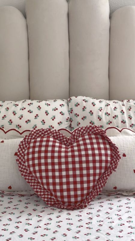 Valentine’s Day bedroom makeover🍒🤍✨🎀

#LTKVideo #LTKSeasonal #LTKhome