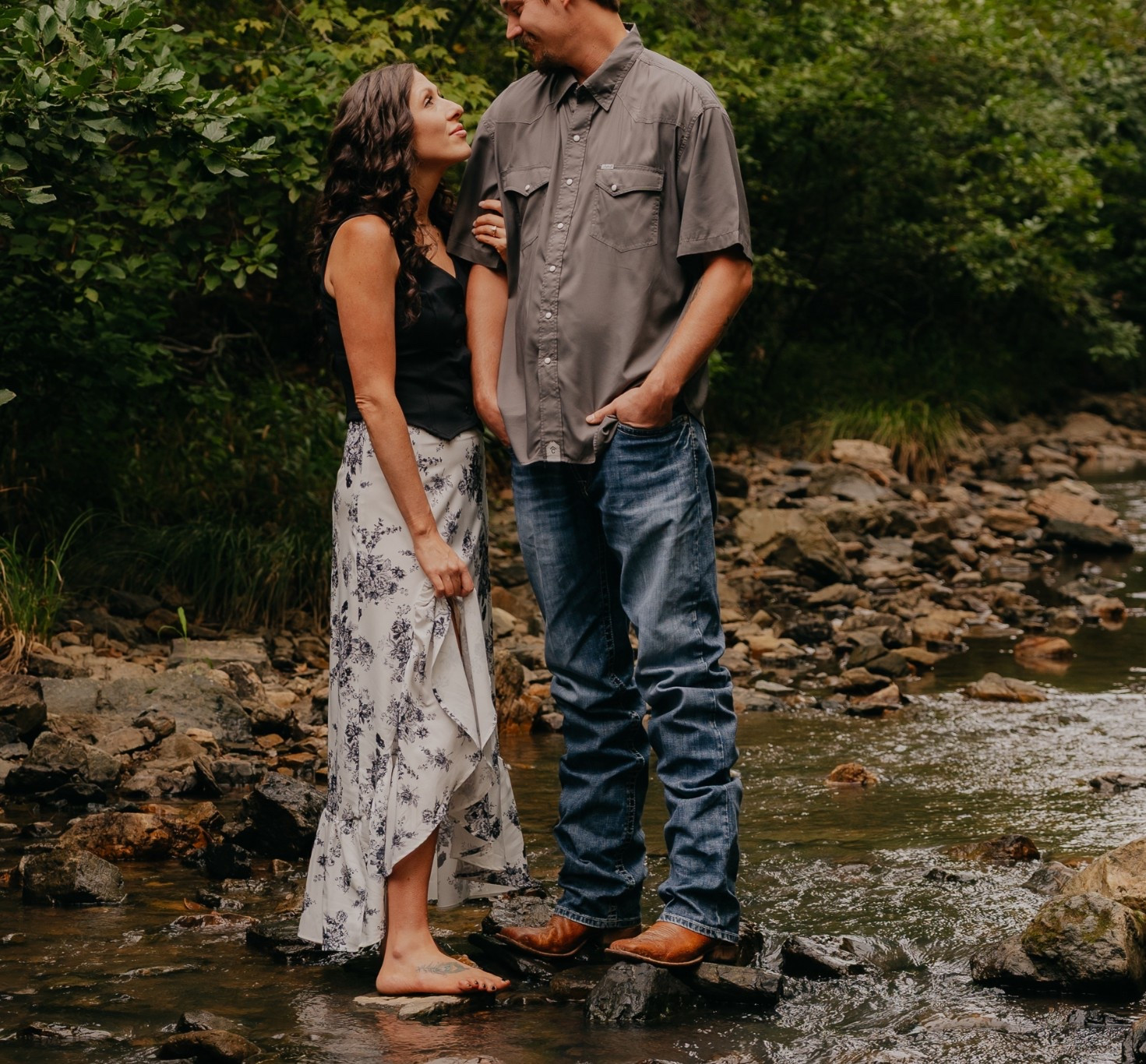 In love with one of my outfits for engagement photos 😍
for reference: Vest-Small. Skirt-Medium. 5ft 9in:140LB