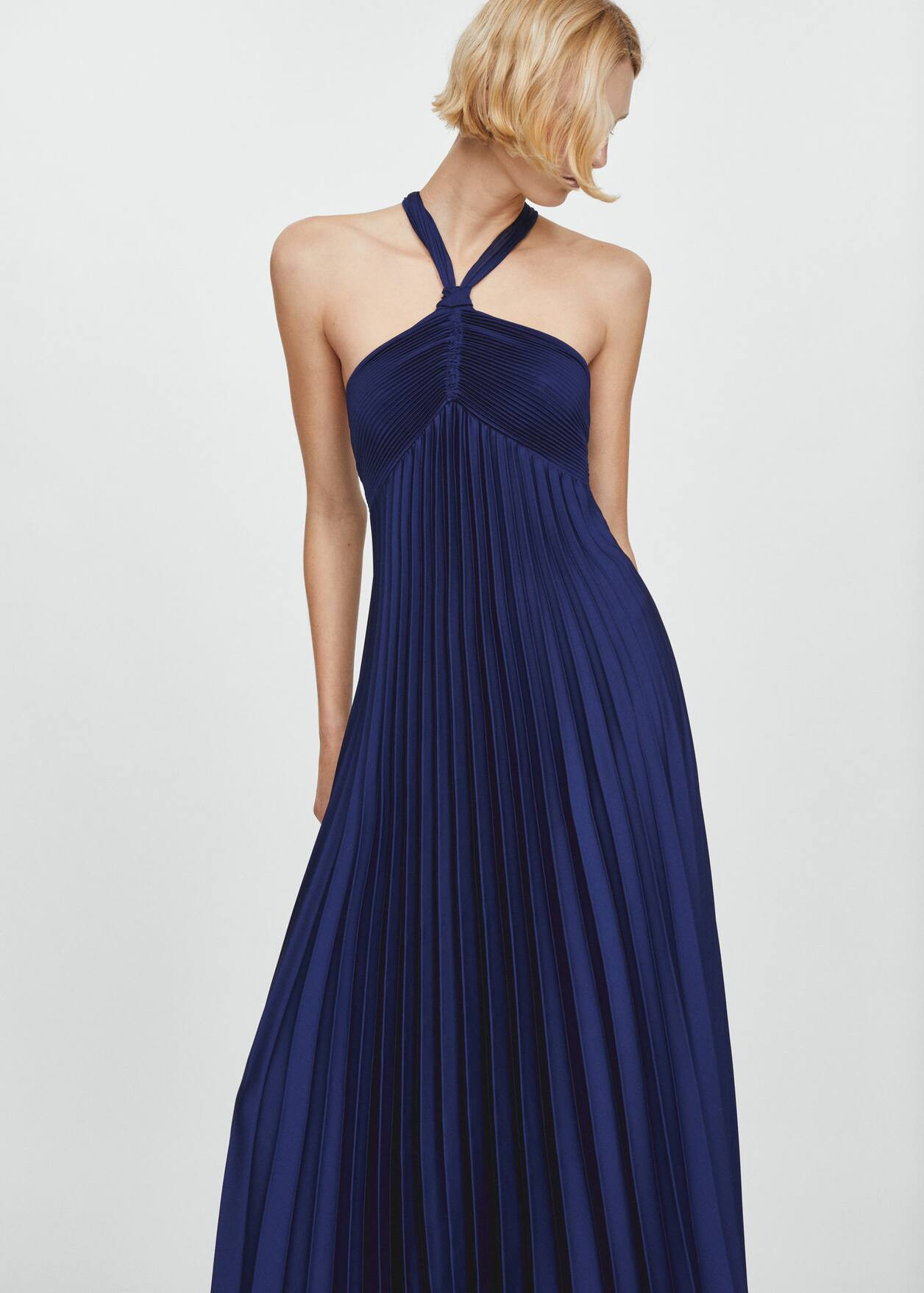 Pleated halter neck dress | MANGO (US)