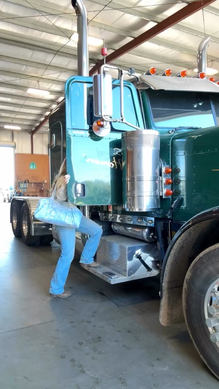 Yes, I still care about wellness. Yes, I still love fashion & beauty.
And yes... I can back a trailer.

We like to advocate for living outside the box around here. 

Follow along while I learn how to mesh my interests one mile at a time.

#dayinthelifevlog #bluecollarwomen #westernlifestyle #asphaltcowboy #cdllife