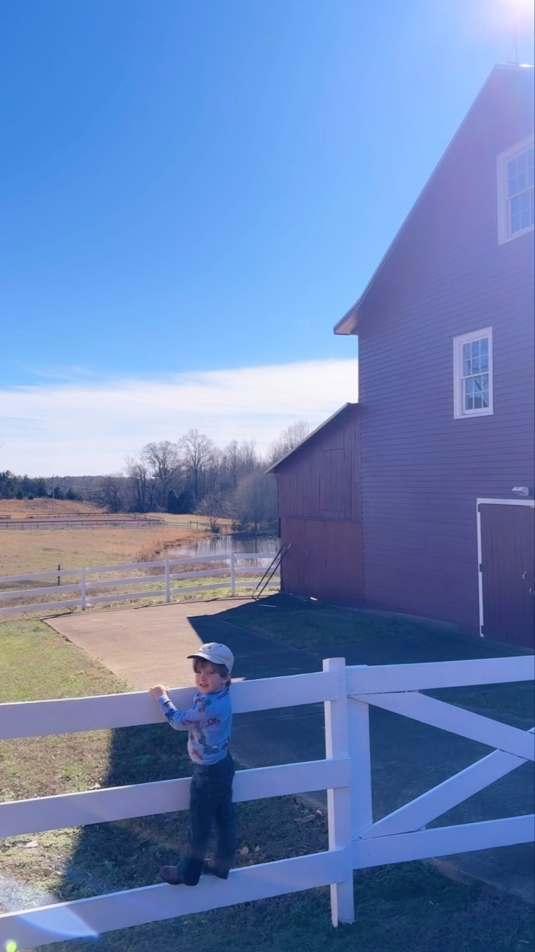 This beautiful monday called for a fun little outing right by us to the historic Washburn’s General Store!! 🏬🤠🪑