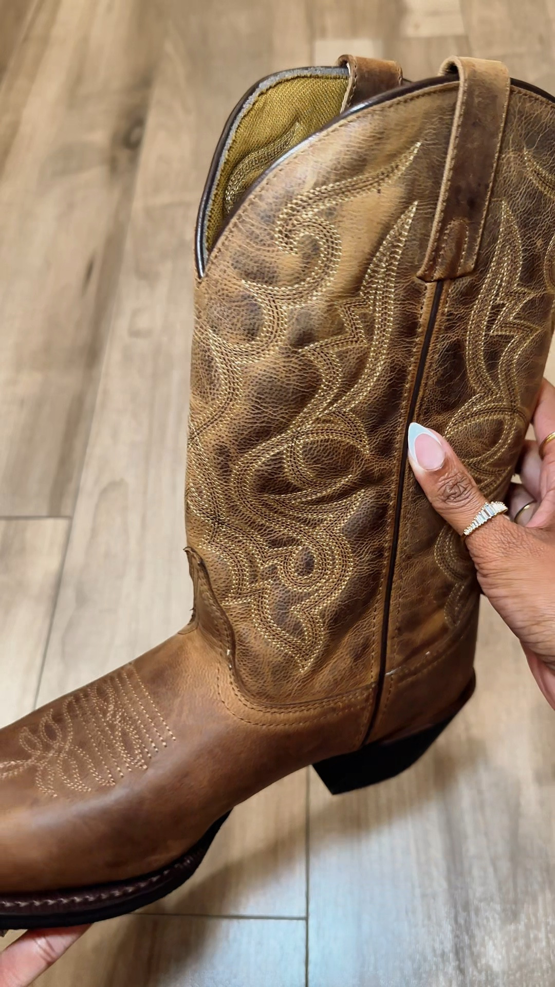 Easy outfit. Instant vibe.
These Laredo boots were made for festival season—comfy enough to walk all day, cute enough to turn heads.

Paired them with the simplest outfit and still felt like a whole look.

I’m wearing the Maddie style in tan 

Everything’s linked on my LTK—tap to shop the boots + more low-effort, high-impact pieces.#LaredoBoots #EasyFestivalLooks #lareadofestivalstyle #lareadoboots #lareado #feetivalreadywithlareado #howdoyoulareado #laredopartner 

#LTKWatchNow #LTKFestival #LTKStyleTip