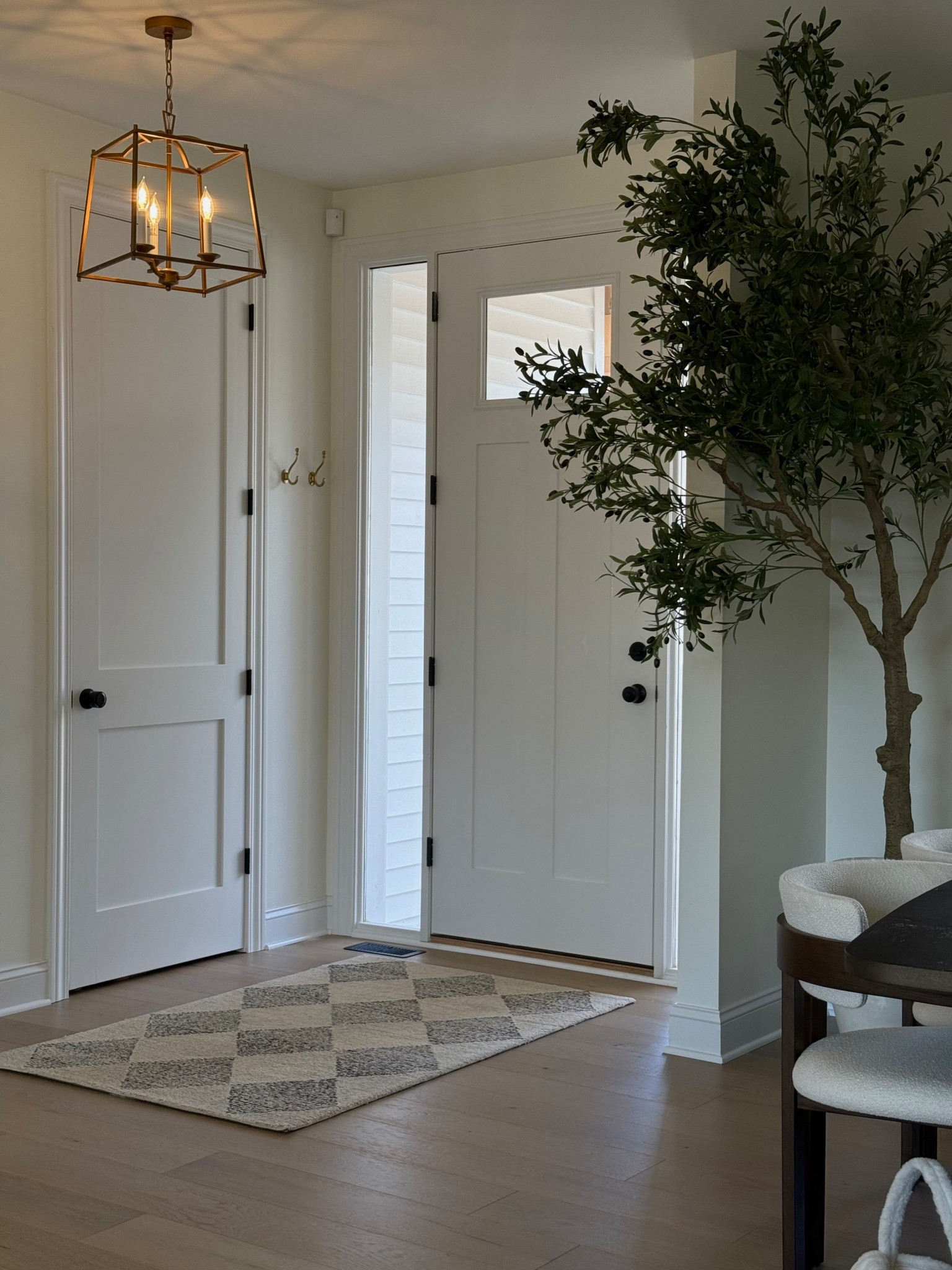 Entryway refresh ✨

entryway, entryway rug, front door rug, spring refresh, checkered rug, neutral rug ￼￼

#LTKHome