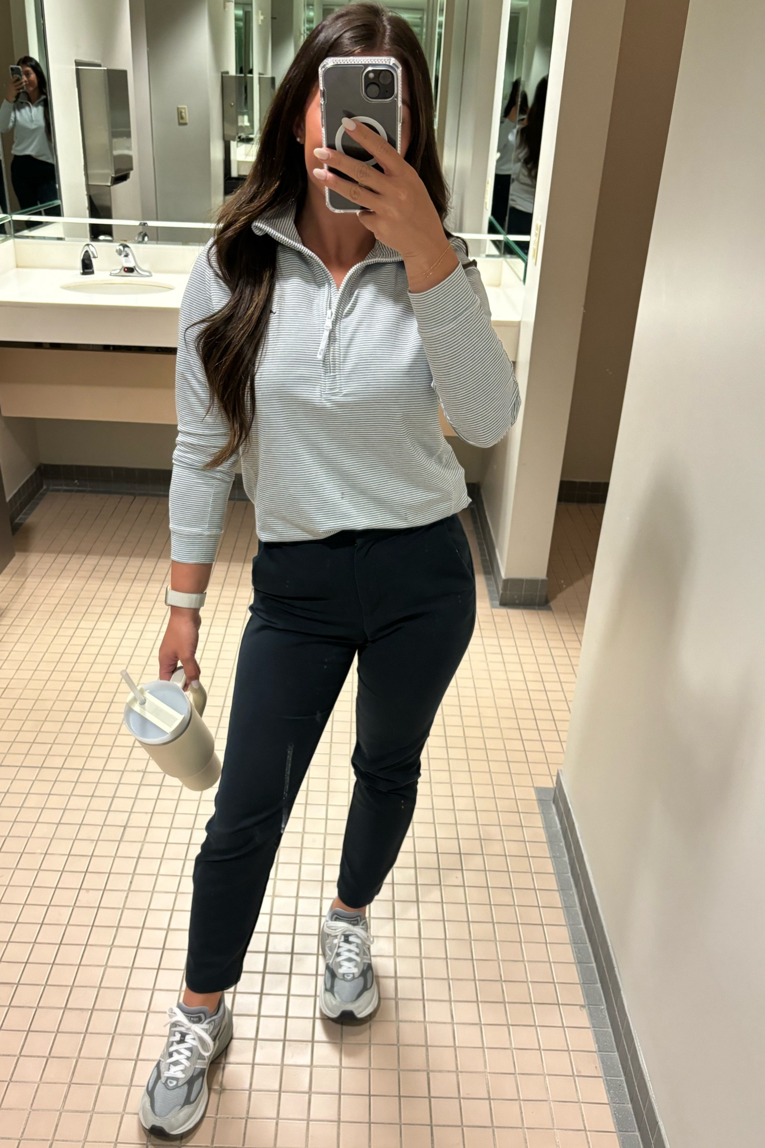 Work mode! ⌨️🖱️💻

Wearing a custom Vineyard Vines pullover(linked similar) and the COMFIEST new balances ever, also so cute 🤍

#work #office #golf #vineyardvines 