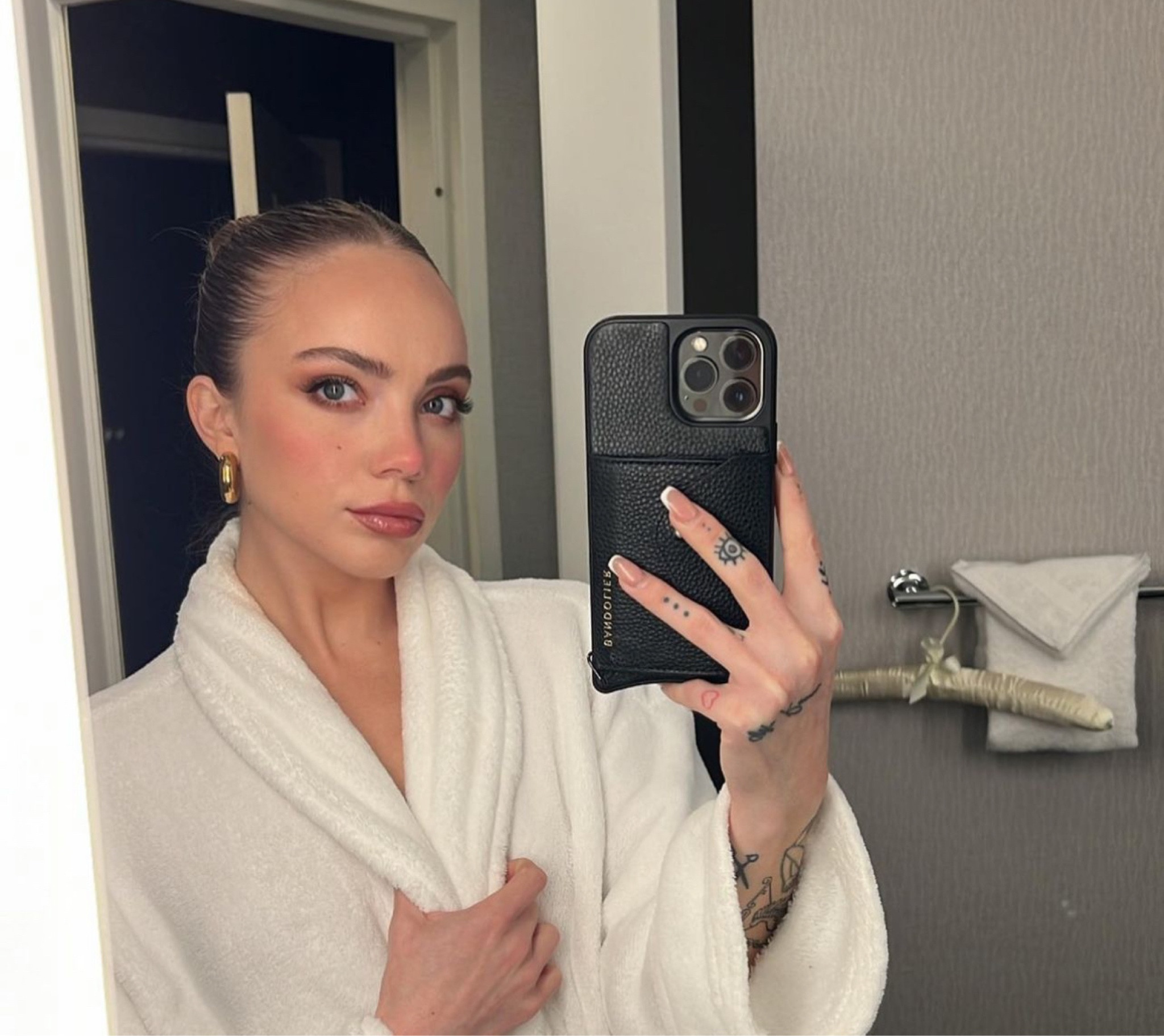 a pre-show lewk 🖤

#LTKbeauty