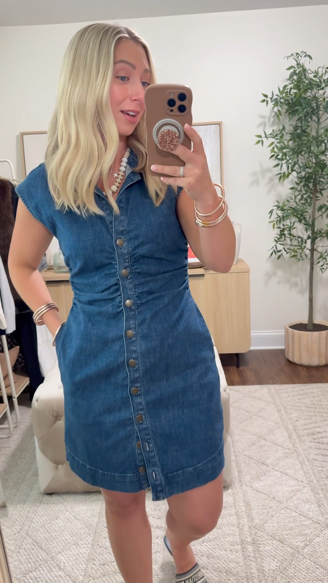 The cutest denim dress that looks like Veronica beard! Size small regular (TTS)—very stretchy! 

Loft, denim dresses

#LTKootd #LTKdayinmylife #LTKgrwm