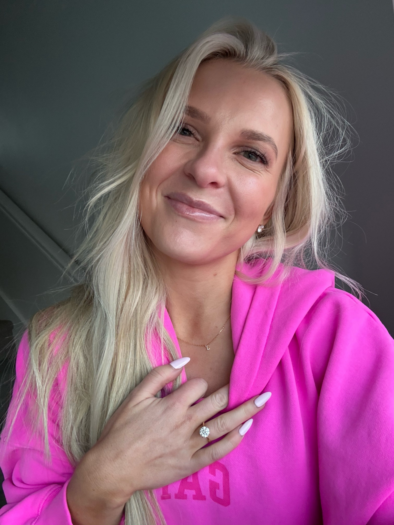 pretty in pink 💕

sweatshirt • large