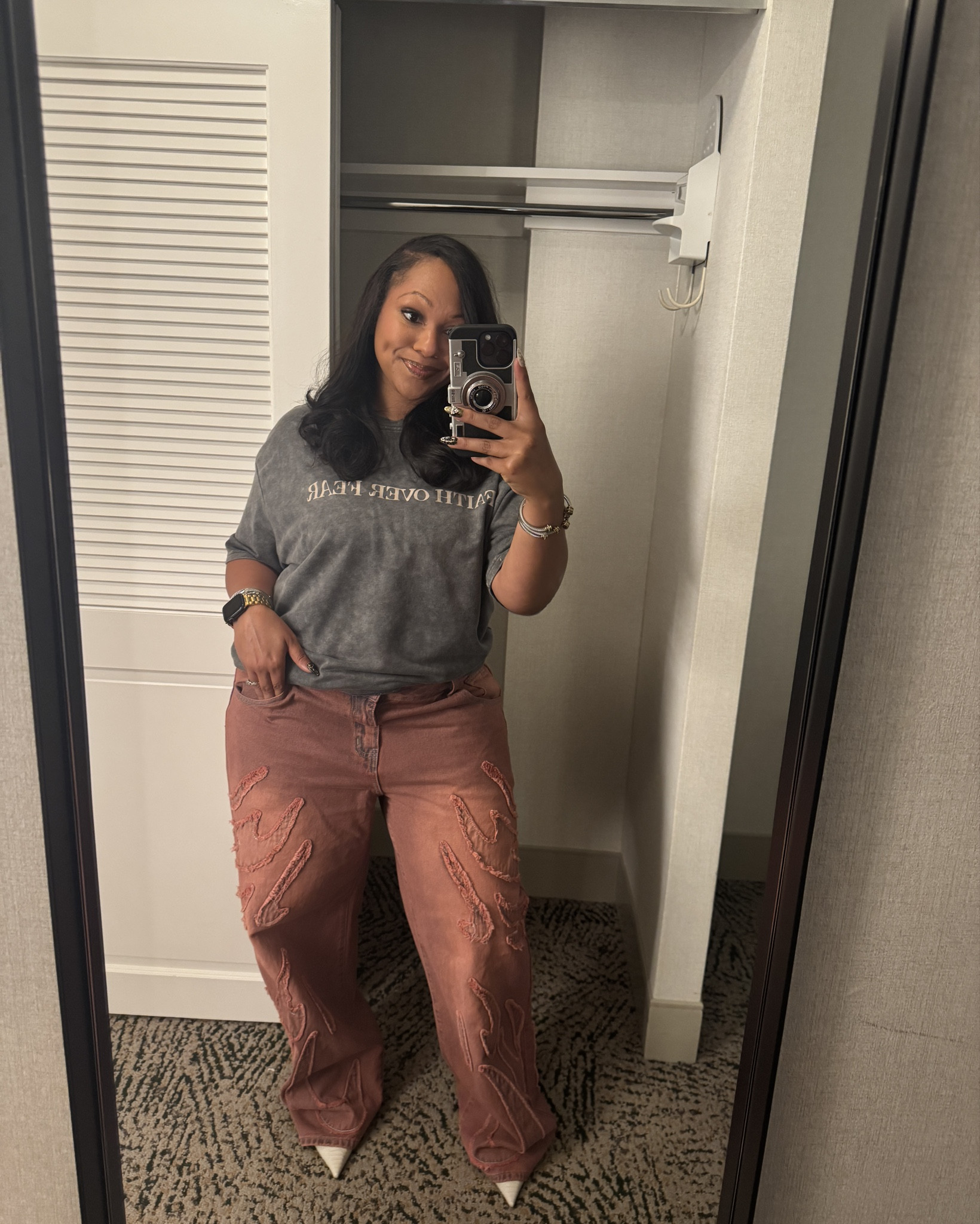 Tee + baggy jeans? YES.

#baggyjeans #graphictee #boyfriendchic #ootd #shein #sheingal #zara

#LTKShoeCrush #LTKMidsize #LTKStyleTip