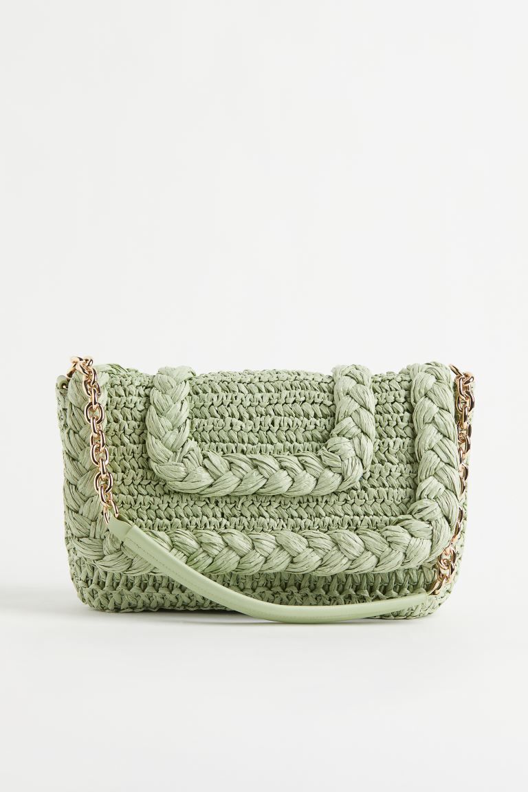 Bag in braided paper straw. Shoulder strap in metal chain and faux leather, flap with braided det... | H&M (US + CA)