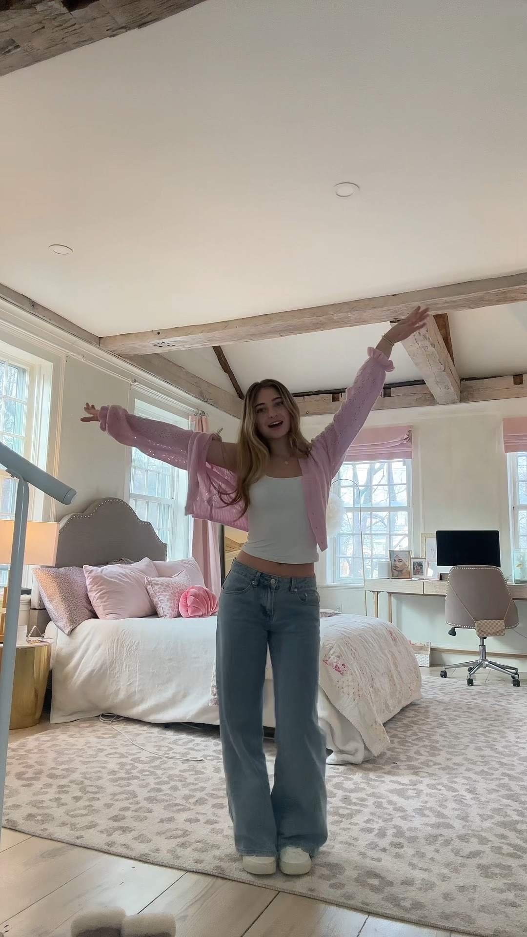 love this outfit😌 sweater is in a xs and jeans are xs short!