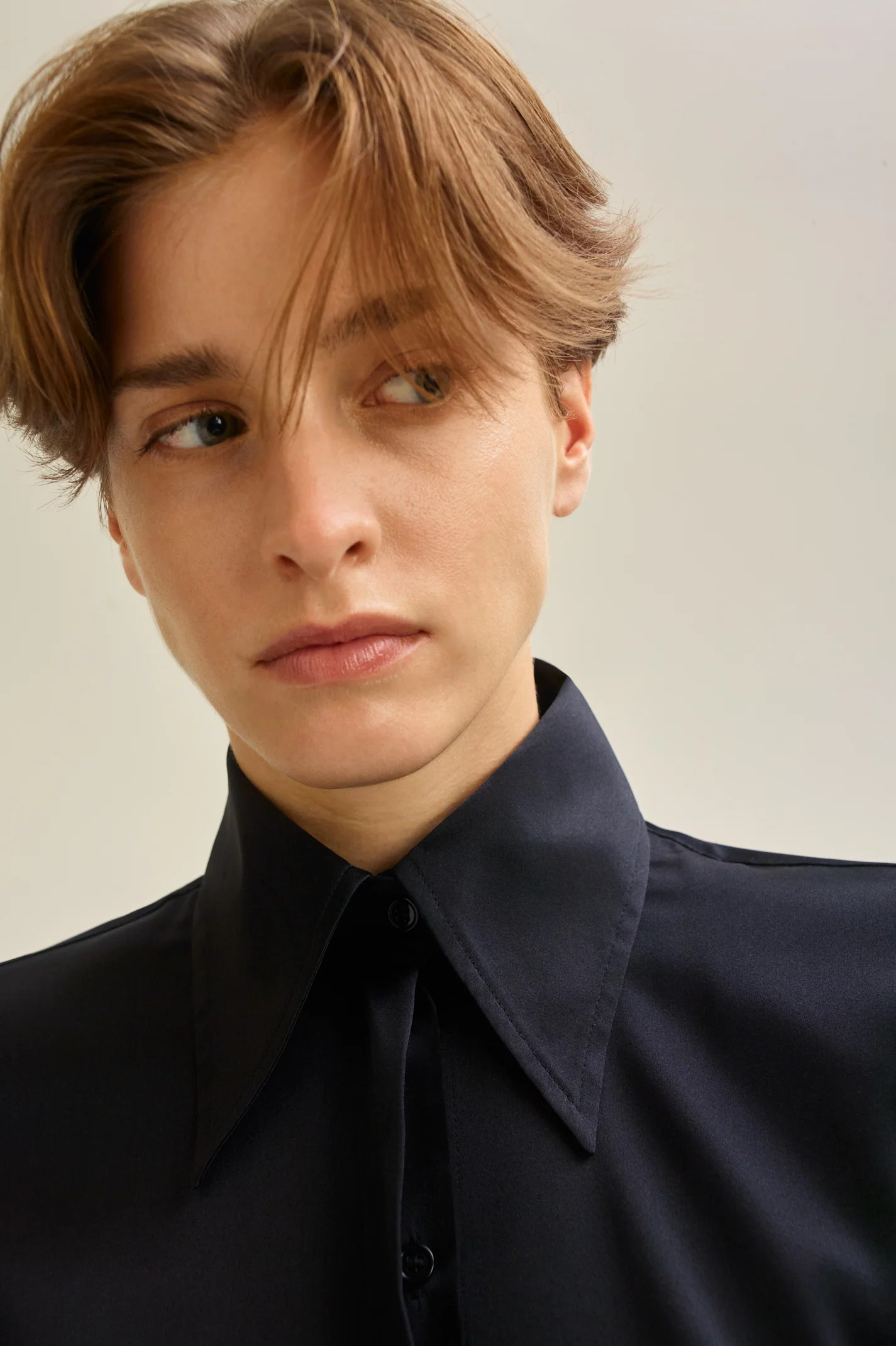 SILK SATIN SHOULDER PAD SHIRT - NAVY - Scanlan Theodore | Scanlan Theodore AU