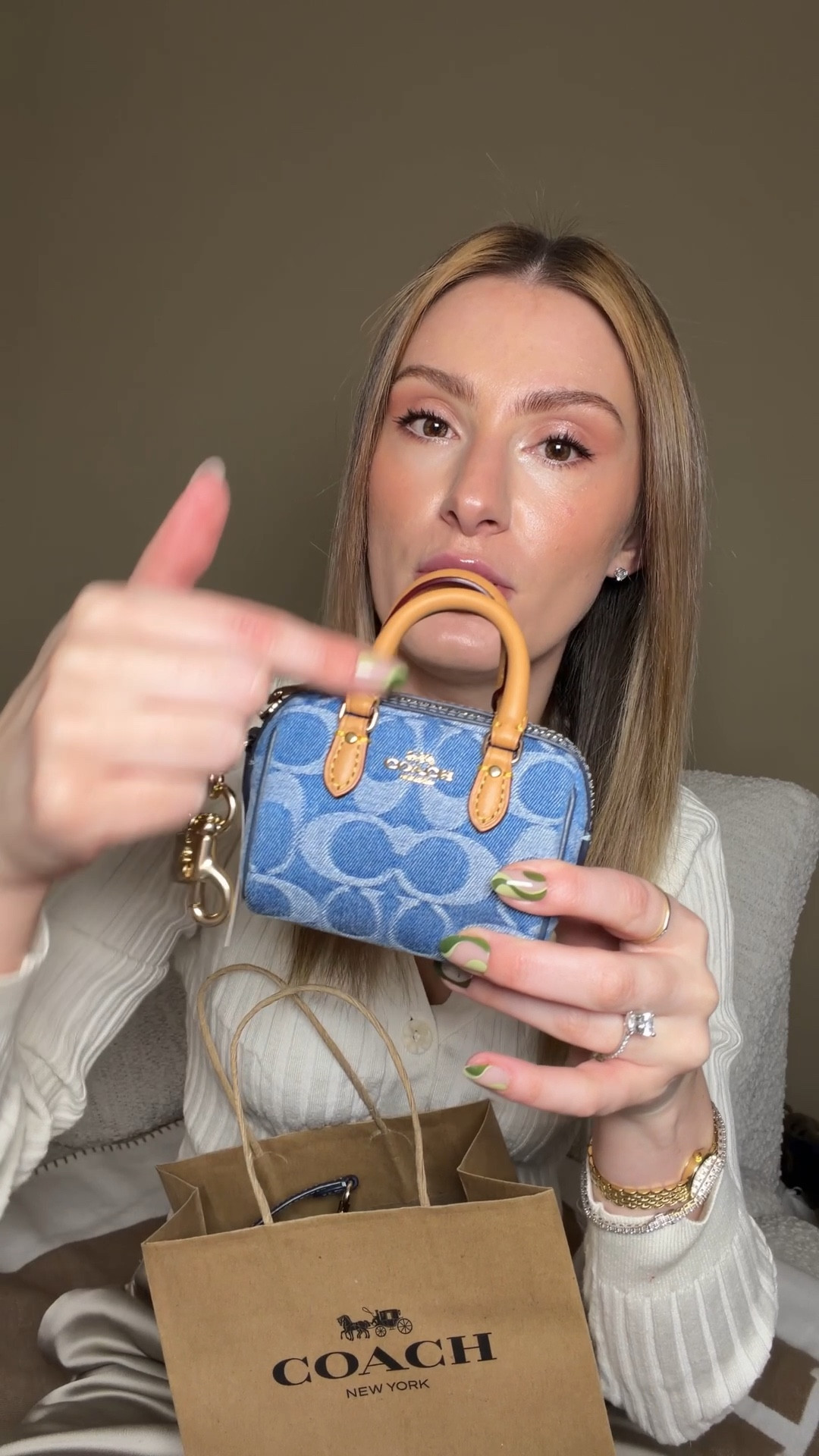 Unboxing my new bag from the Coach outlets new denim collection 😍 Comment BAG & I’ll dm you the links 💙

Coach outlet Nolita 19 in blue denim
Coach mini Rowan denim bag charm coin pouch
Coach pearl strap extender

