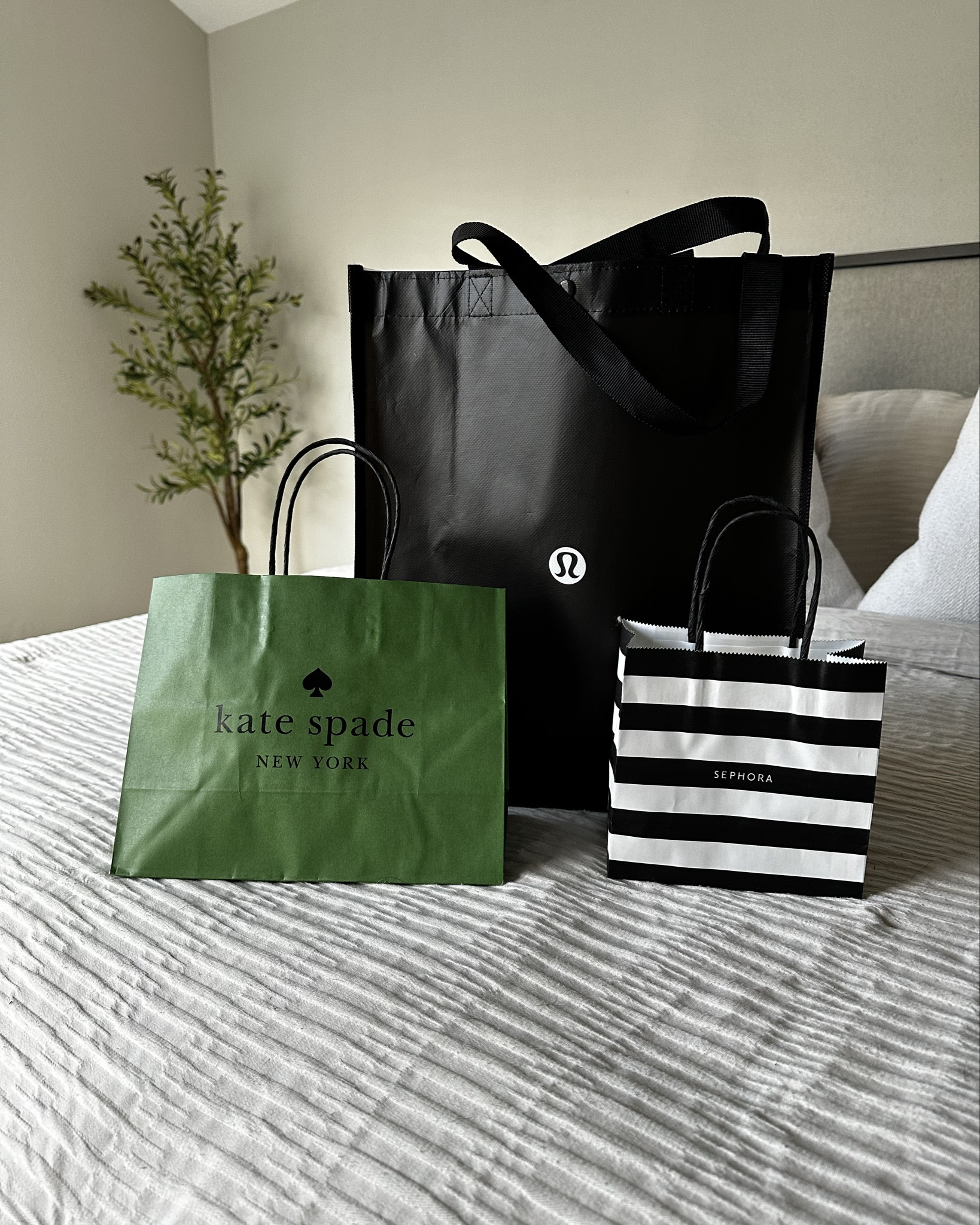 Shopping Haul 🛍️

Great finds at the outlet mall! Leggings, a mini wallet and sunscreen. 

#shoppinghaul #summersales #katespade #lululemon #sephora  

#LTKFindsUnder50 #LTKSummerSales #LTKStyleTip