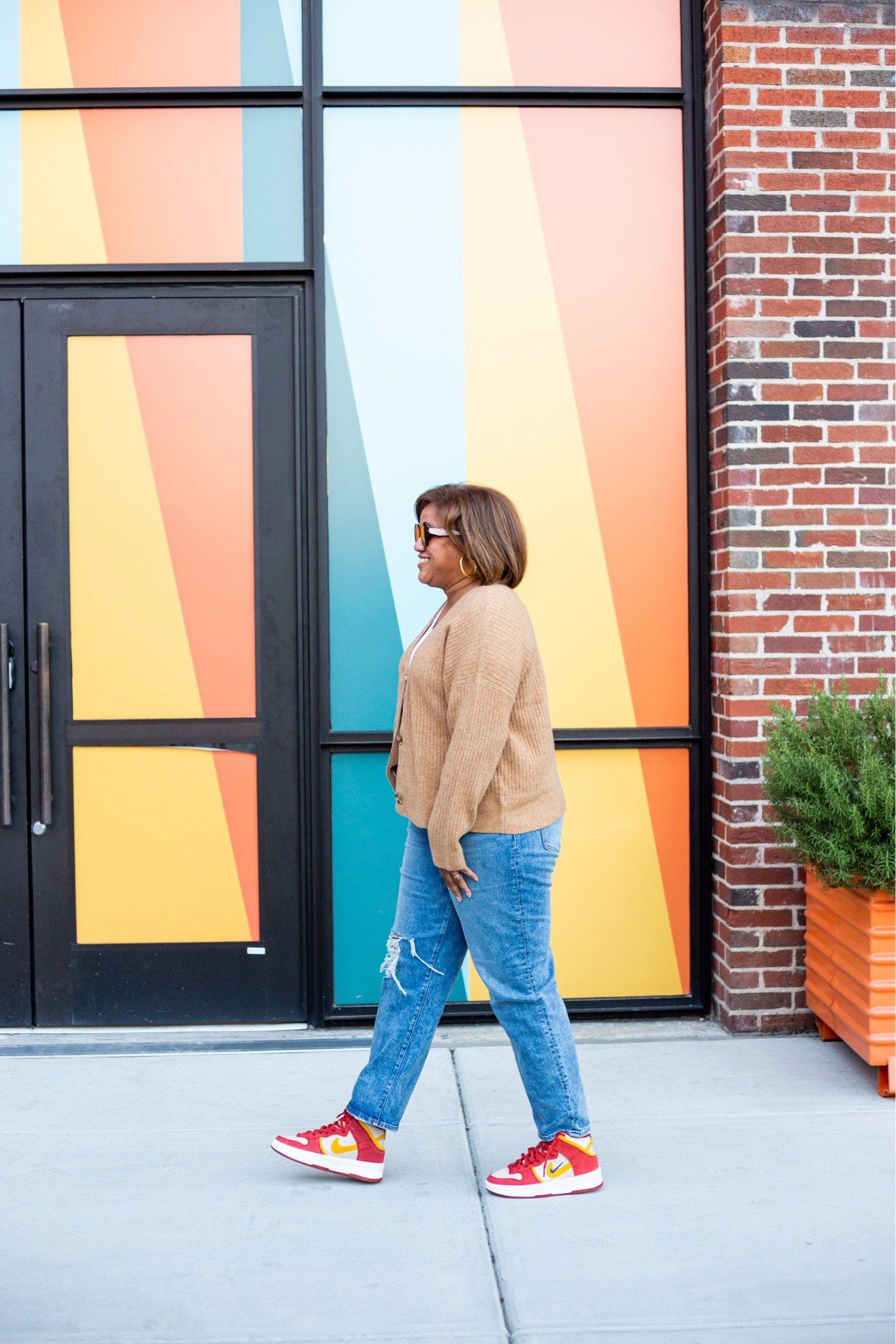 I LOVEEE Mondays because they symbolize a fresh start!  So, I’m walking into this week with gratefulness in my heart believing that it’s going to be a GREAT week!  I LOVEEE these sneakers paired with this incredibly cozy sweater! And, I LOVEEE that I’m able to shop all of my favorite brands @nordstrom while racking up fabulous Nordy club rewards! Everything I’m wearing fits TTS except my jeans (I sized down in the jeans from a 32 to a 31). 🧡🧡🧡🍁🍂