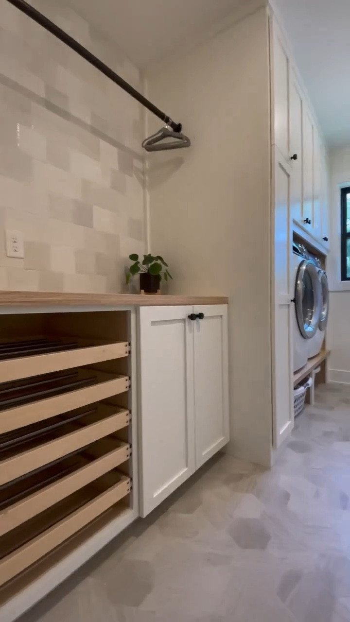 Raise your hand if you’re also on laundry duty this evening! 🙋🏻‍♀️ With a laundry room design like the one at our #simplynorthernroots project, we might VOLUNTEER to do this chore! 🤩 #almahomes

#LTKstyletip #LTKhome #LTKunder100