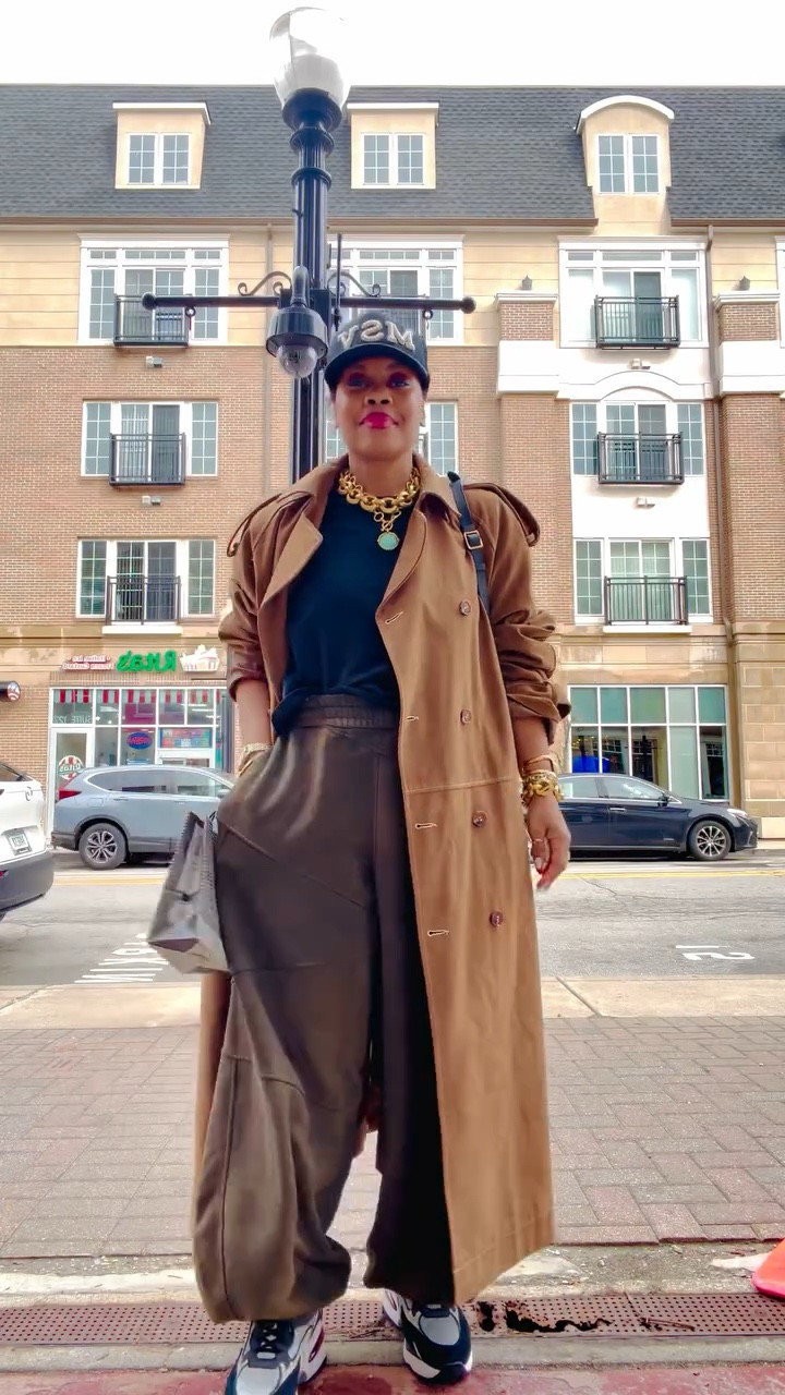 Hey boo! Casual, comfy and cute this weekend! I’m so ready for spring - I can take it! ☀️ Happy Sunday loves! 💋
•
•
Style over forty, weekend style, easy style, sweats style