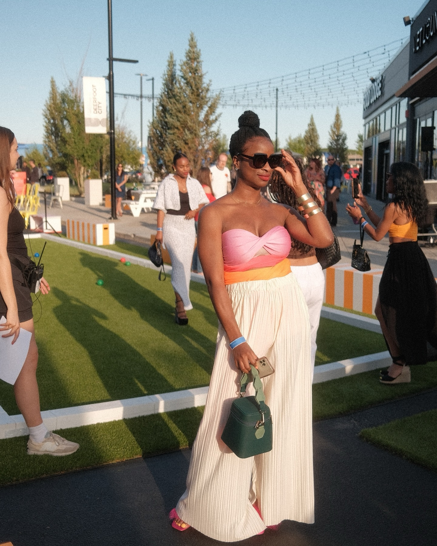 A moment for this outfit … brought to you by desperation turned creative 😂. In my attempt to achieve a ‘La Dolce Vita’ themed look, I paired the only colourful item in my closet (a dress) with my favourite pants lol. 

A reminder that desperation leads to creativity 🙃 lol

📸 @jayrmcdonald 
Pants @commense.official 
Dress @commense.official 
Shoes @mango 
Bag @parchitapcf