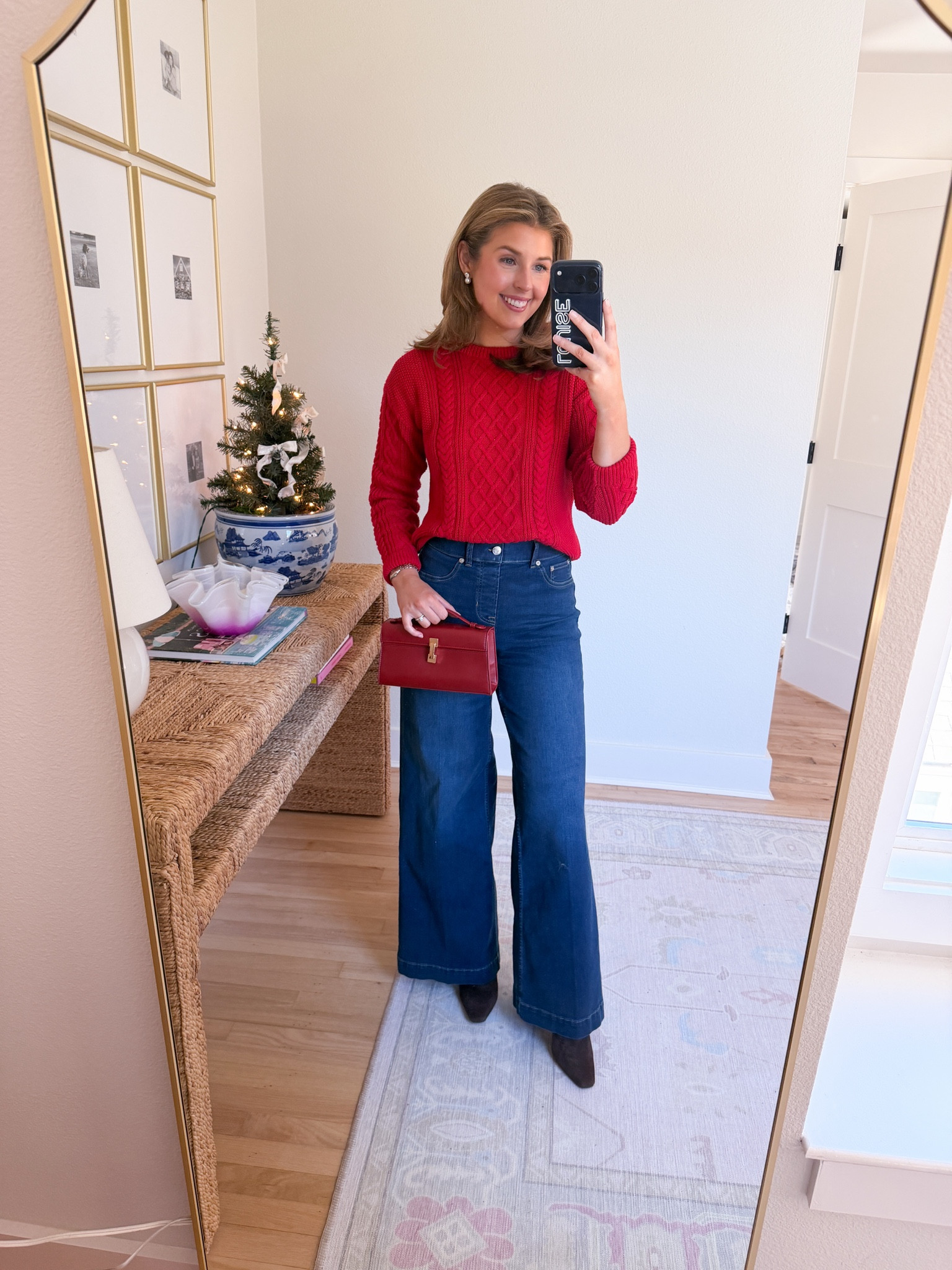 Casual Christmas outfit idea! Wearing a S in top and jeans