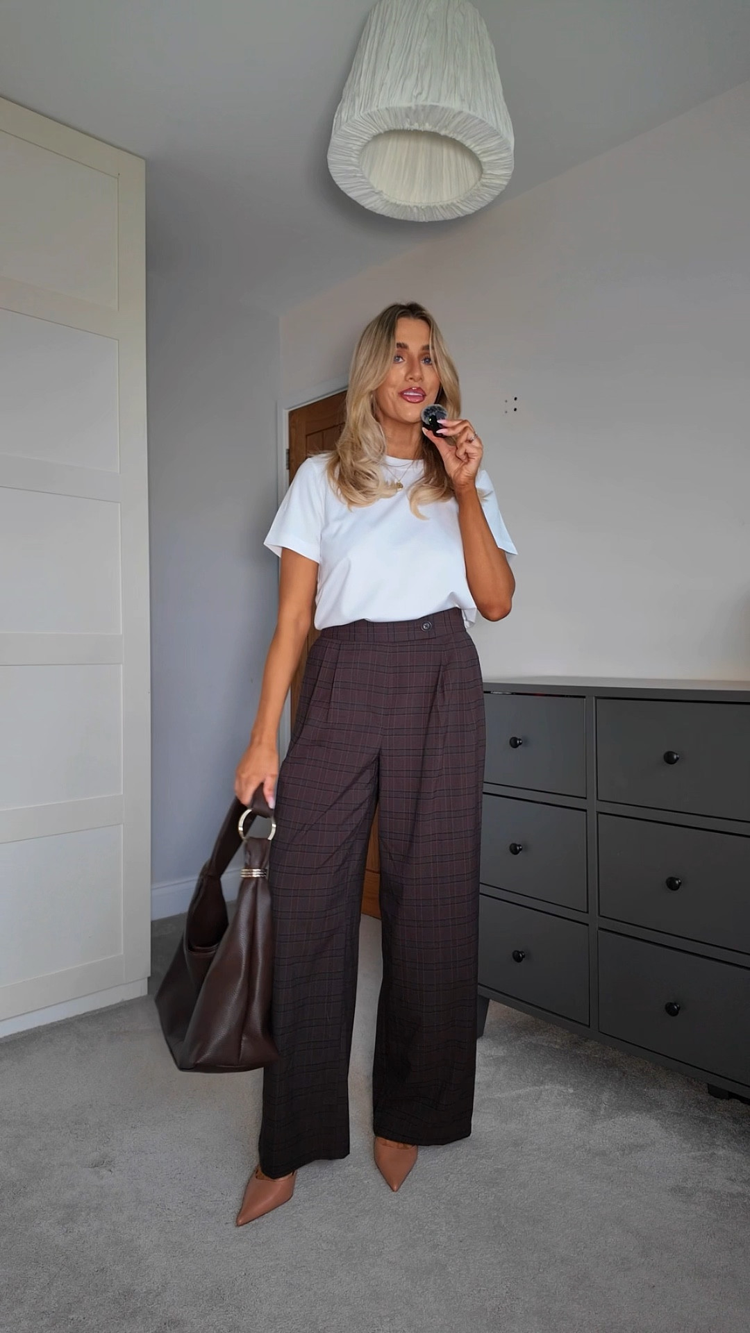Primark work outfit 2, plain T & brown checked trousers! Simple but lovely! Trousers are only £7 too! Bargain! 

Primark
Primark new in 
Workwear 

#LTKuk #LTKworkwear #LTKstyletip