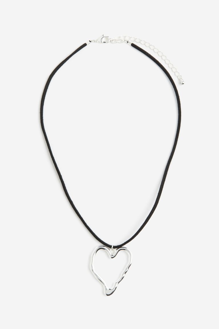 Kurze Halskette mit Anhänger - Silberfarben/Herz - Ladies | H&M DE | H&M (DE, AT, CH, NL, FI)