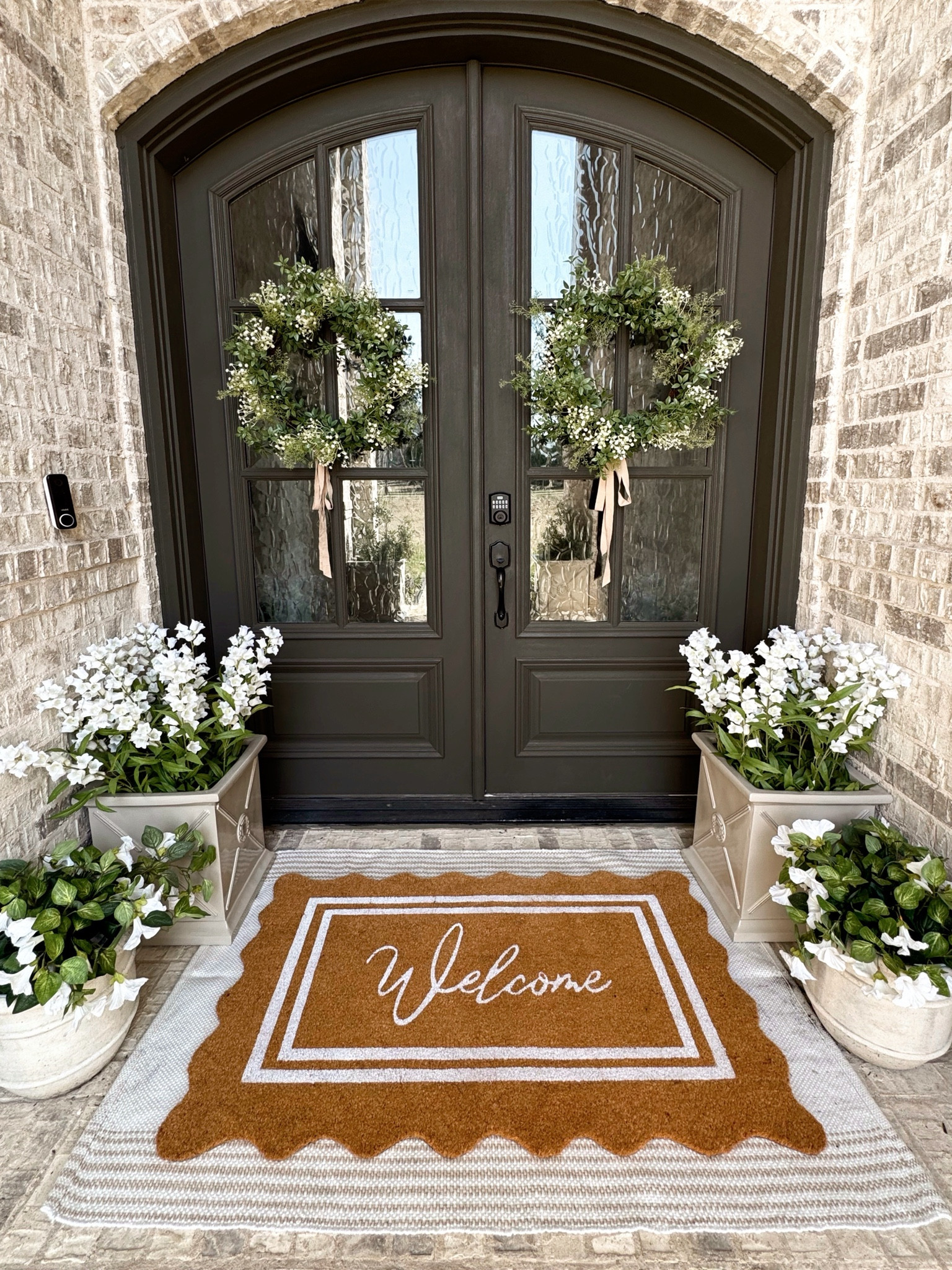 Front door decor, scalloped color doormat 

#LTKhome #LTKSeasonal