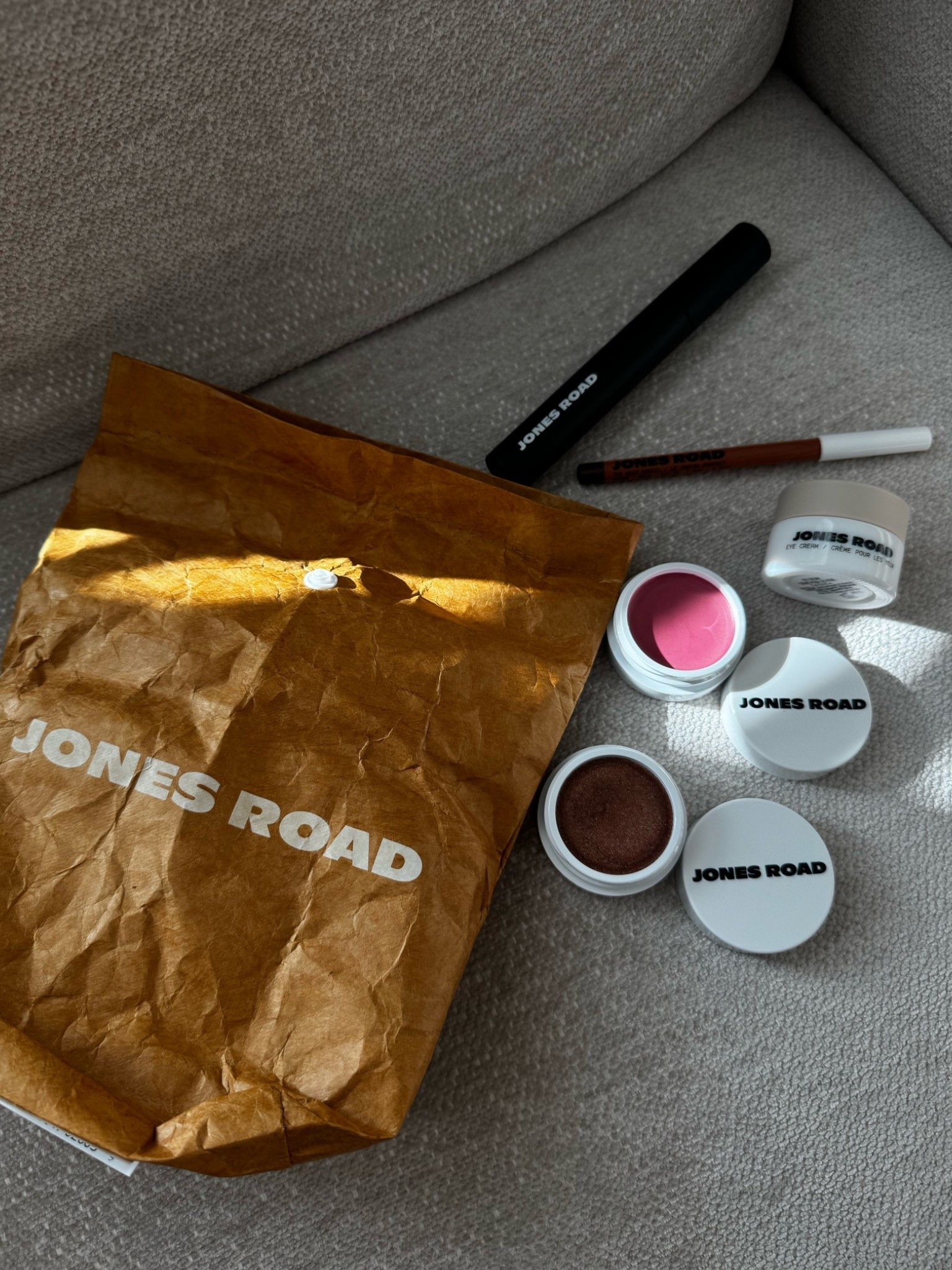 Jones Road Beauty Minimalist Makeup- The Hero Kit ✨

Includes:
-Mini Miracle Balm in Flushed
-Mini Miracle Balm in Magic Hour
-The Best Pencil in Brown
-The Statement Mascara
Eye Cream