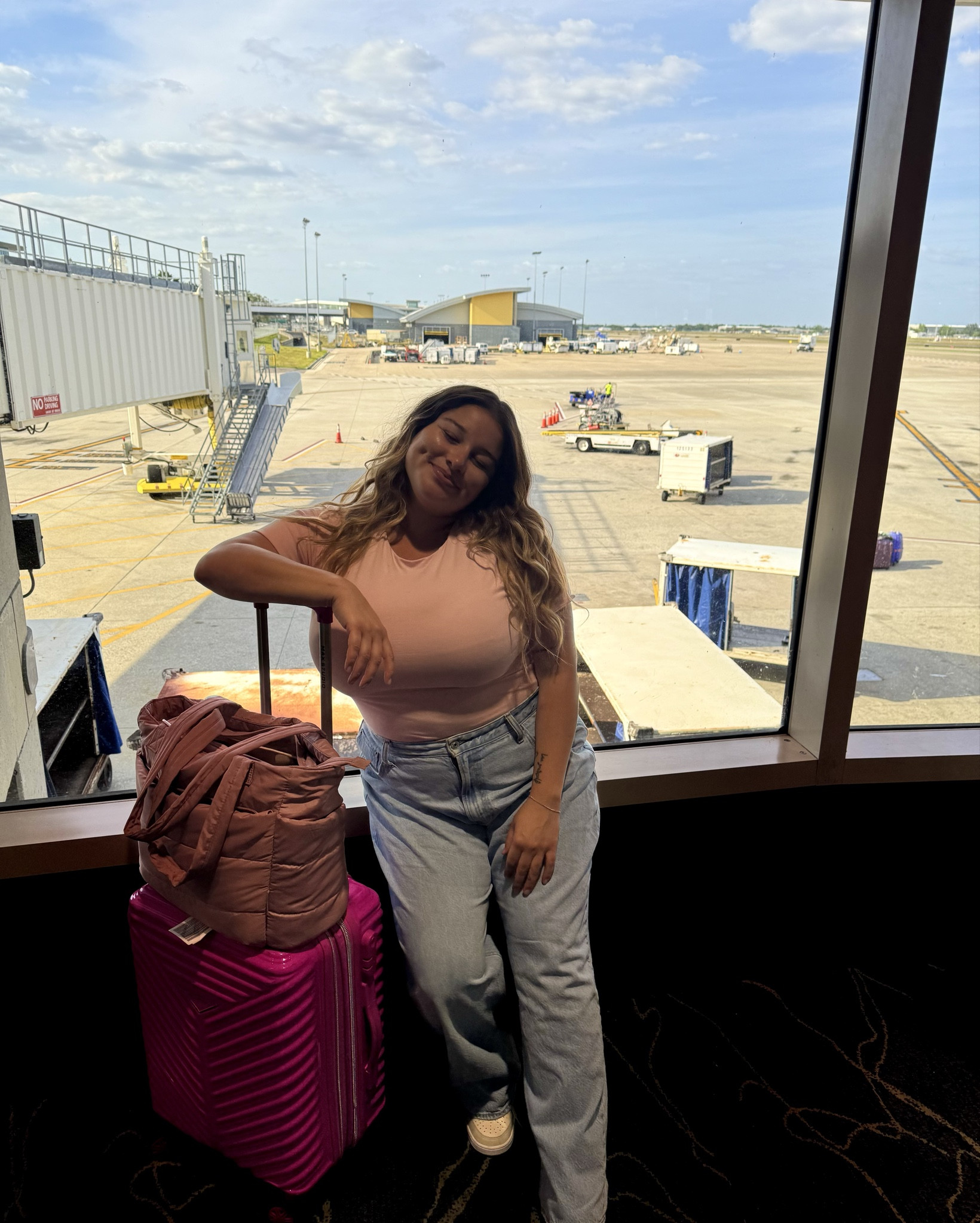 Airport fit 💞 

Top: XXL/1X 
Jeans: 34 
Sneakers: 8 US 

#LTKPlusSize #LTKFindsUnder100 #LTKTravel