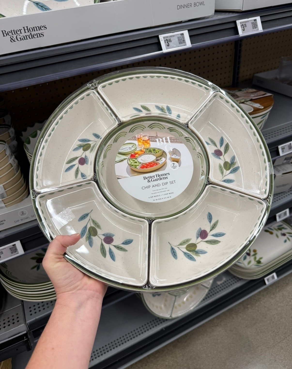 💙 last year I missed out on the viral $16 chip + dip that sold out

they just brought it back and there’s a brand new pattern today

these went so fast last time so if you’ve been wanting one… I wouldn’t wait 🙌

#LTKSeasonal #LTKHome