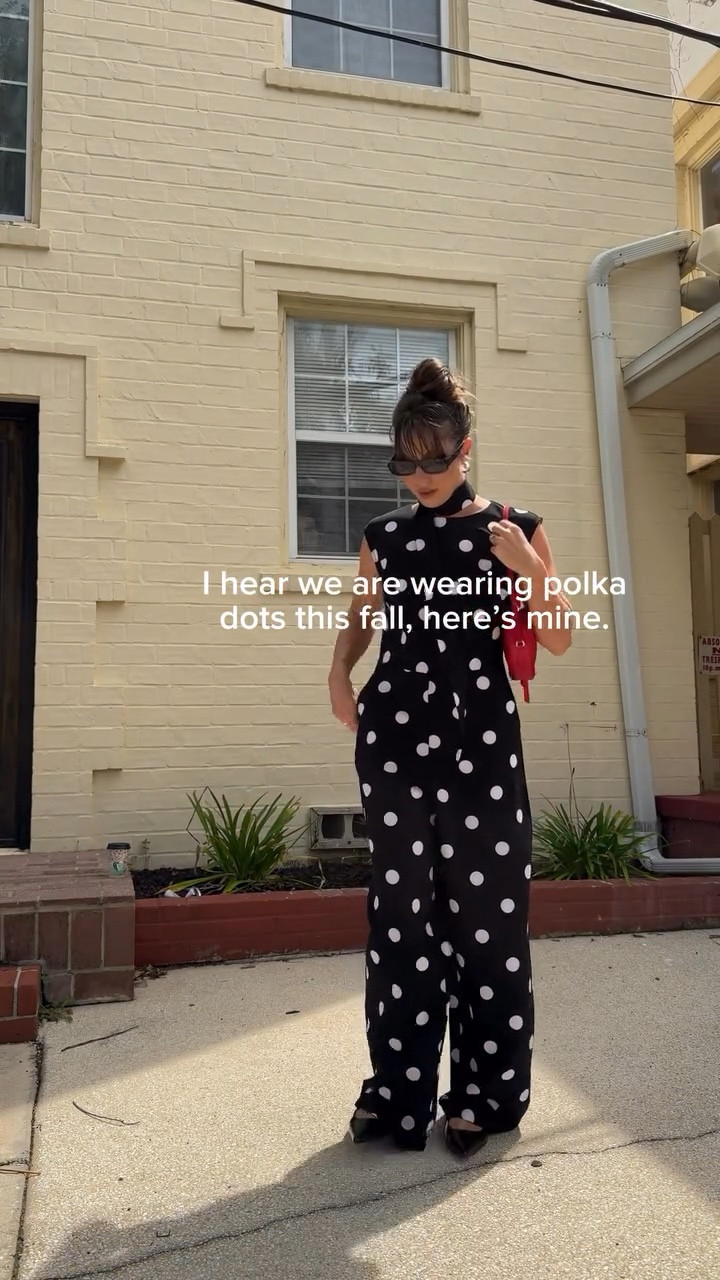 I have been seeing polka dots EVERYWHERE and I’m loving it! I recently thrifted this jumpsuit from @svdpla_thriftstore  for under $15! 

Hit the thrift store and jump on this trend ASAP! 🖤🤍

Bag: @jwpei_official 
Shoes: @nakdfashion 

#thriftedfashion #secondhandseptember #falloutfitinspo #thriftstorestyle #fallfashiontrends #polkadotdress #thriftedstyle