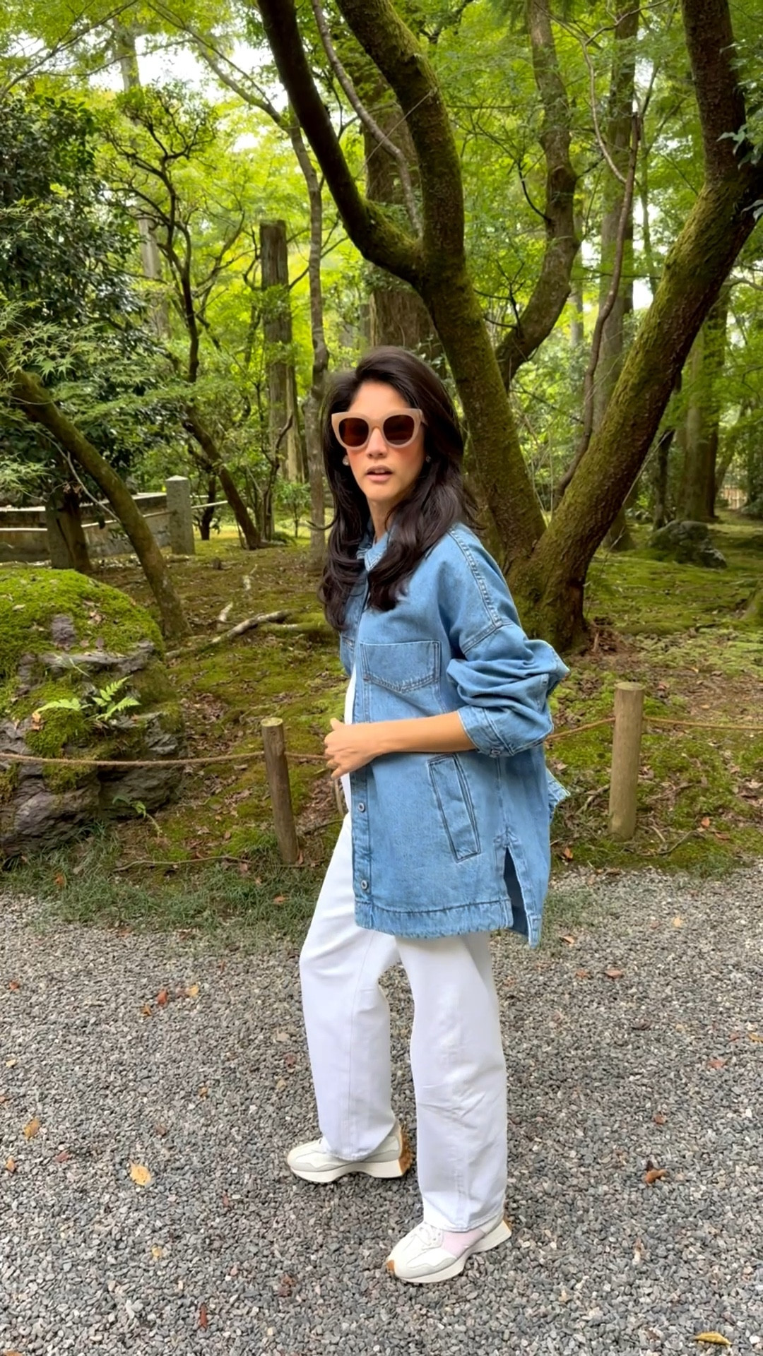 Oversized denim jacket, jeans, casual tee and sneakers 

#LTKStyleTip #LTKFindsUnder100 #LTKTravel