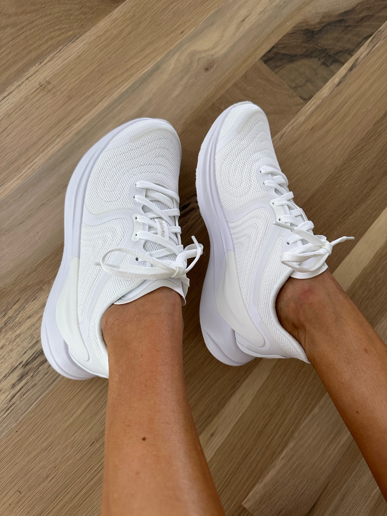 White sneakers size 7 

#LTKfindsunder100 #LTKfindsunder50