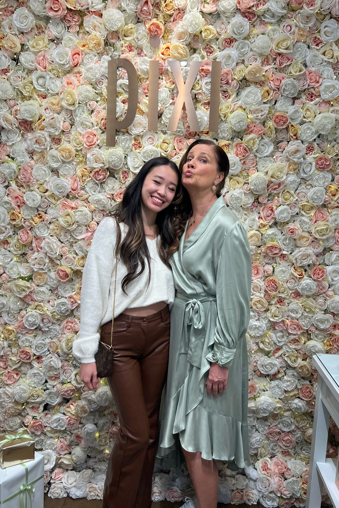 Valentine’s Day outfit ideas - I just bought these pants in 3 more leather shades of brown! Best aritzia pants ever xx 