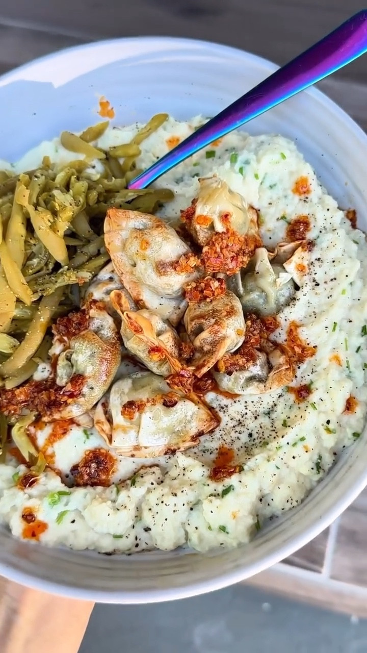 These Palmini mashed ‘potatoes’ are super creamy, delicious, and packed with flavor! 😋

Made with Parmesan, whipped cream cheese, seasonings, and fresh chives, they’re the perfect low-carb, low-calorie alternative. 🥣 Topped with air-fried chicken wontons and a side of French green beans, this dish is a flavor bomb! 💥 

Not only is @palmini_official made from hearts of palm, which are rich in fiber, low in carbs, and packed with essential nutrients like potassium, zinc, and vitamin C, but they also promote gut health and support heart health. ❤️ If you haven’t tried Palmini yet, you need to! 🙌 

PALMINI MASHED RECIPE:
1 package of @palmini_official mashed
1/4 c grated Parmesan cheese
1/4 c unsweetened almond milk 
2T whipped cream cheese
1/2T minced garlic
Salt,pepper & onion powder to taste
1/4 c fresh chopped chives

ADD ONS:
8 frozen chicken & cilantro wontons
1/2 c canned French green beans with salt & pepper
Garnished with crispy chili oil (optional)

Instructions:
1️⃣Add the frozen chicken wontons to the air fryer according to package directions
2️⃣In a small sauce pan add the @palmini_official mashed, grated Parmesan, almond milk and cream cheese.
3️⃣Put on low heat and mix until everything is melted and heated
4️⃣Add the salt, pepper, onion powder and minced garlic. Mix until combined.
5️⃣Turn the heat off and add the chives
6️⃣Warm up the green beans in the microwave 
7️⃣Add the mash to the bottom of the bowl/place followed by the wontons and green beans.
8️⃣Garnish with chili oil 🌶️



#palmini #lowcarb #healthyeating #palminimashed #flavorfulbite #lowcalorieeating #hearthealth #guthealth #lowcalorie #lowcarb #easyrecipes #ww #weightwatchers #mashed #healthyrecipes