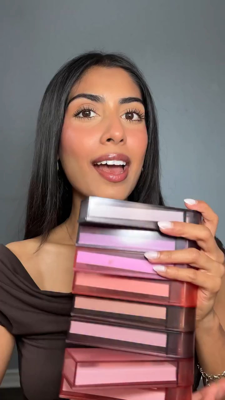 Trying the new @rarebeauty lip oil sticks 
.
.
.
.
#rarebeauty #lipoil #lipoilstick #lipcolor