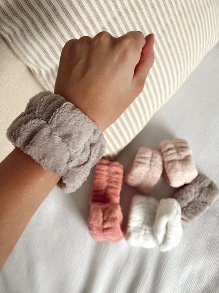 Amazon finds:
Microfibre wrist wash bands that stop water from dripping down your arms when you’re washing your face 

#LTKeurope #LTKFind #LTKbeauty