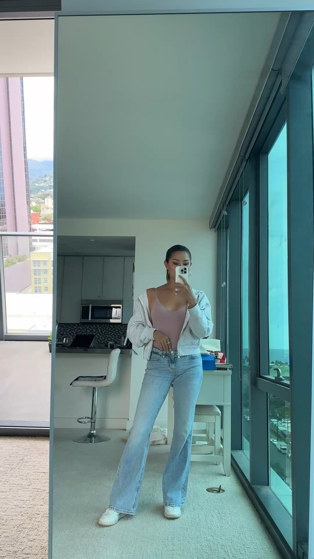 I am obsessed with these jeans, I thought I couldn’t wear low rise but it is totally comfortable! The material is very soft too! Wearing size 25 @Guess

#LTKootd