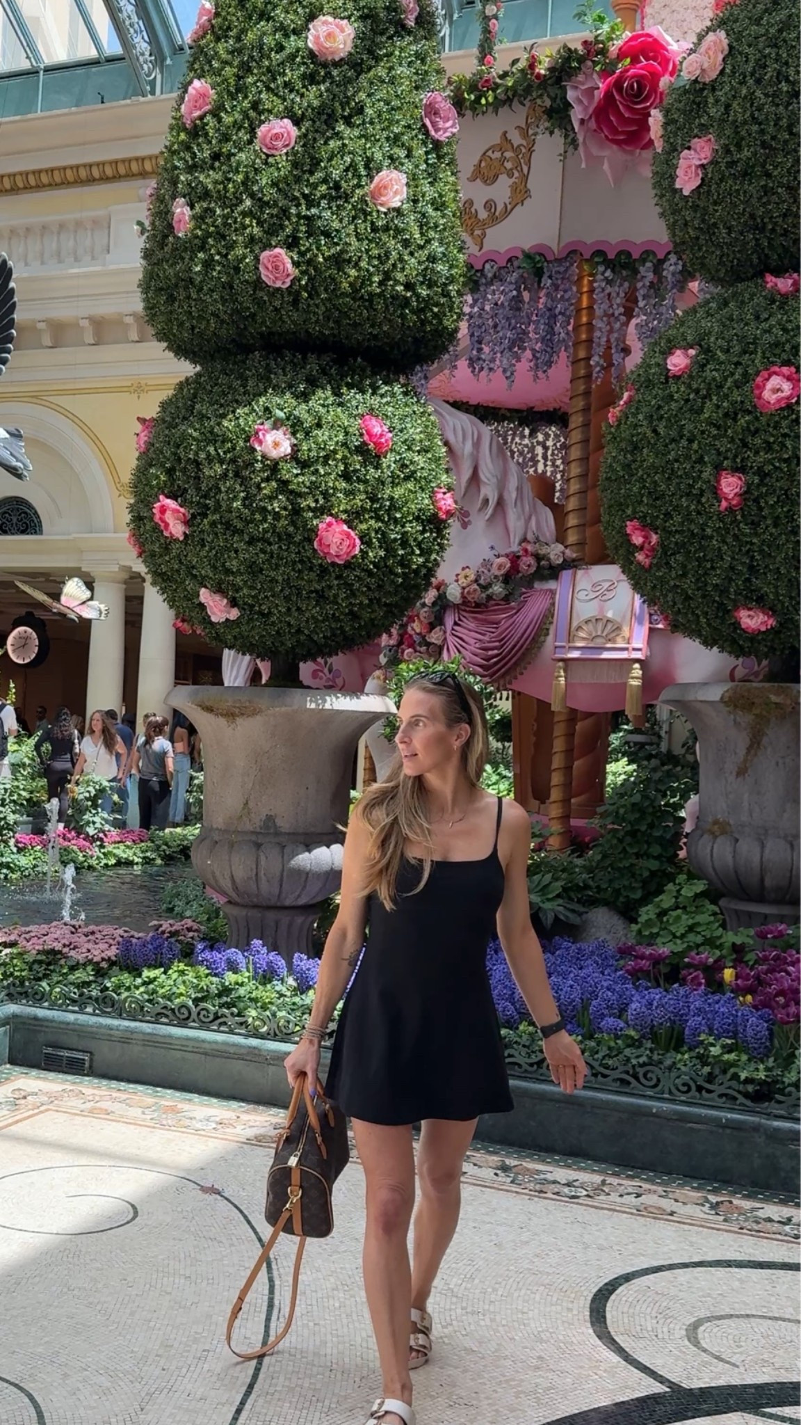 The perfect travel dress with shorts pair with Birkenstock and you are ready for brunch, lunch and whatever the day has in store! I’m obsessed with this Alo dress