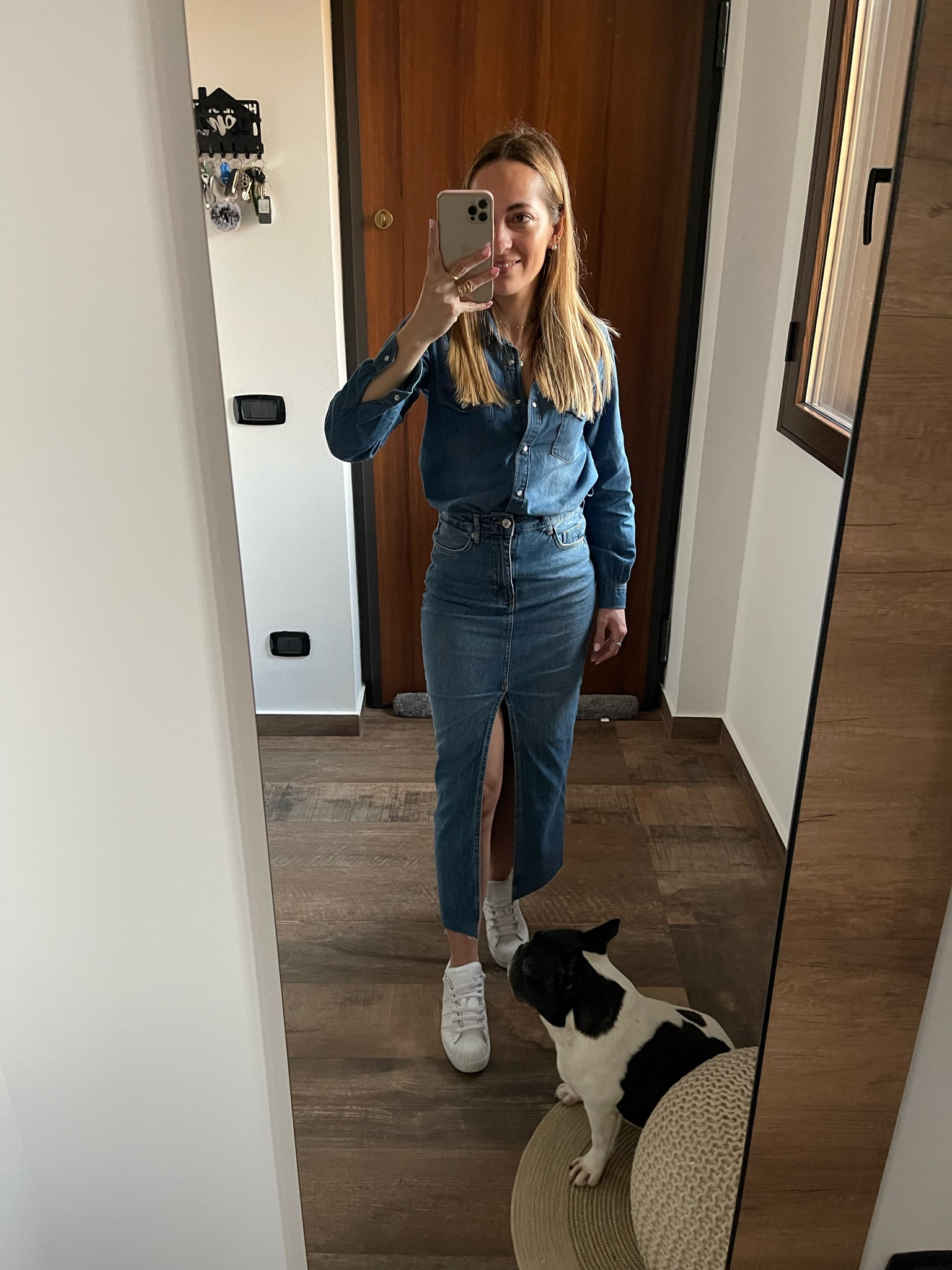 Total denim con camicia e maxi skirt con spacco

#LTKeurope