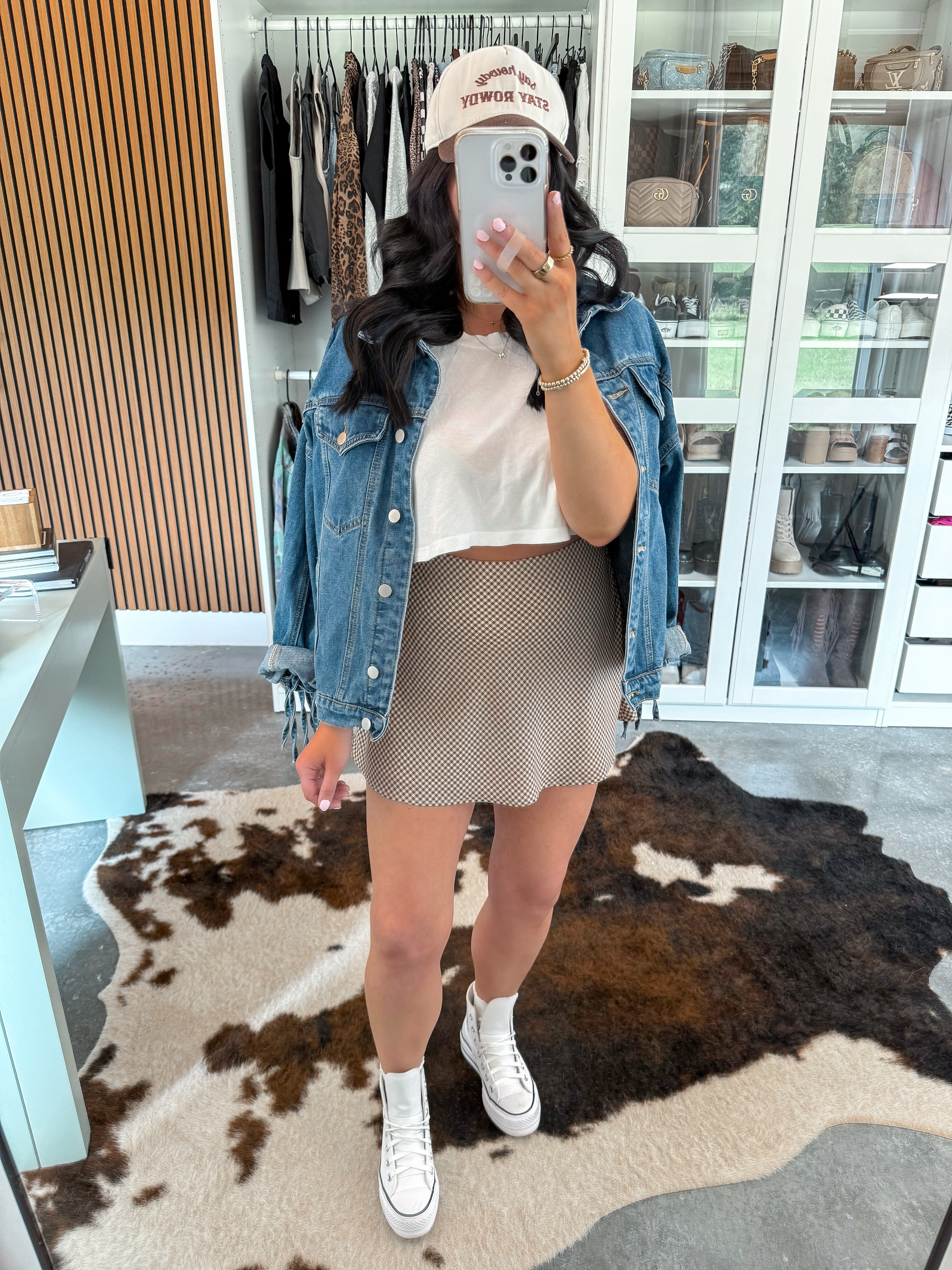 Denim Jacket - medium (I sized up one for an oversized fit)
Tee - small
Skort - small

*also linking alternative skort options since my exact one is sold out in most sizes! 

This fringe denim jacket is a fall must have for me! (So good I also got it in the black 😍) I styled it over this basic white tee & paired it with this brown gingham mini skort! Finished the look with a cute hat & my white leather platform converse sneakers! 

 

#LTKShoeCrush #LTKFindsUnder50 #LTKFindsUnder100