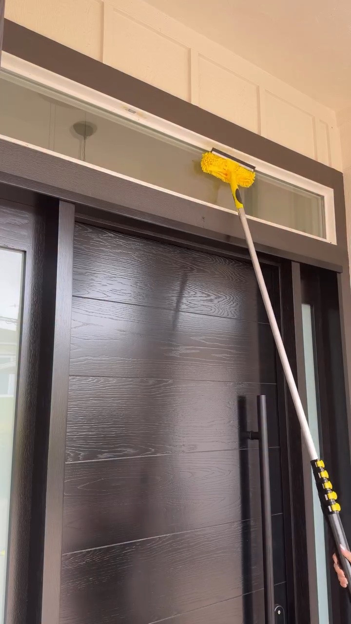 LAmazon High Reach Duster Kit. One tool that does it all! This duster kit comes with multiple interchangeable heads, making it easy to dust ceiling fans, cobwebs, windows and more 🙌💛

#cleaninghack #cleaningtools #duster

#LTKHome